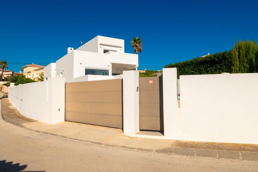 Modern chalet for sale with 4 bedrooms and a swimming pool in Calpe.