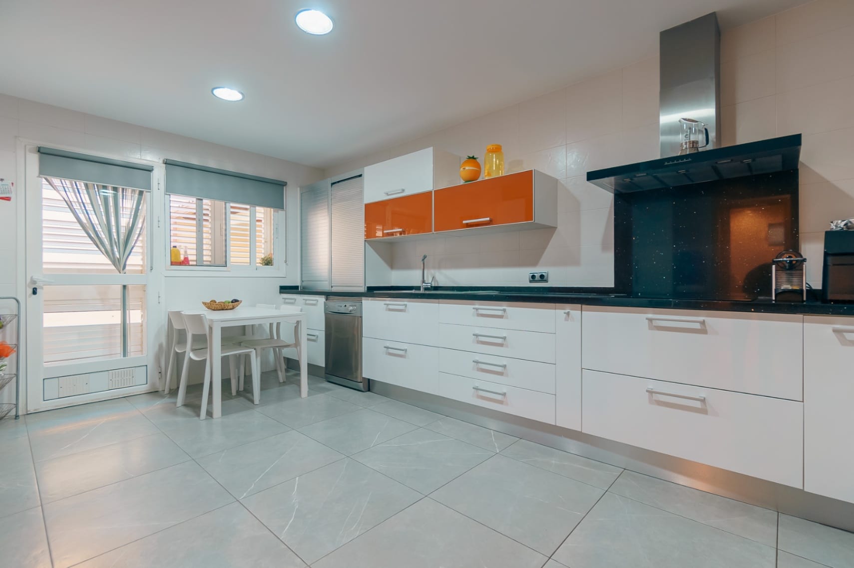 Chalet for sale with 4 bedrooms and a swimming pool in Benidorm.