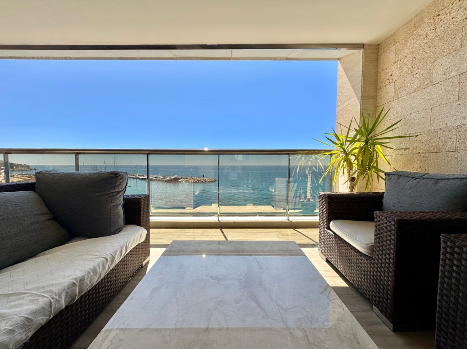 Apartment for sale in Altea in front of the beach with a jacuzzi.