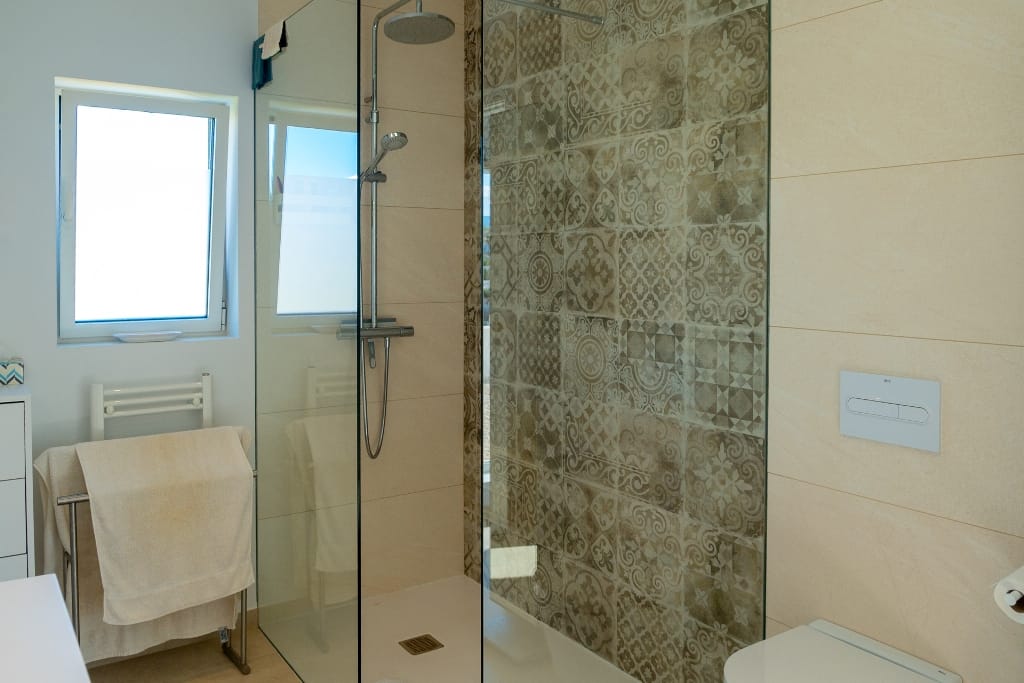 Modern chalet for sale with 4 bedrooms and a swimming pool in Calpe.