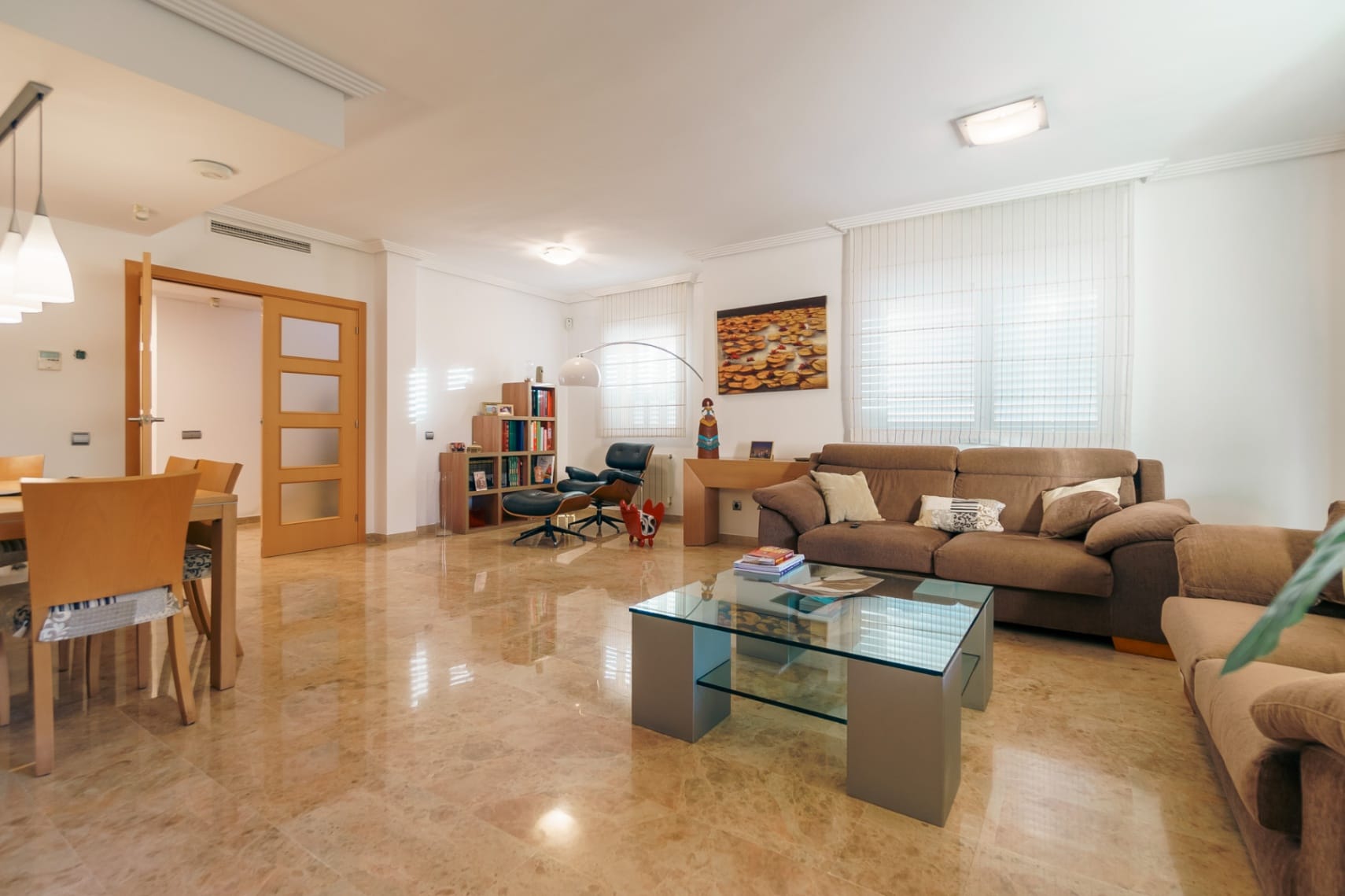 Chalet for sale with 4 bedrooms and a swimming pool in Benidorm.