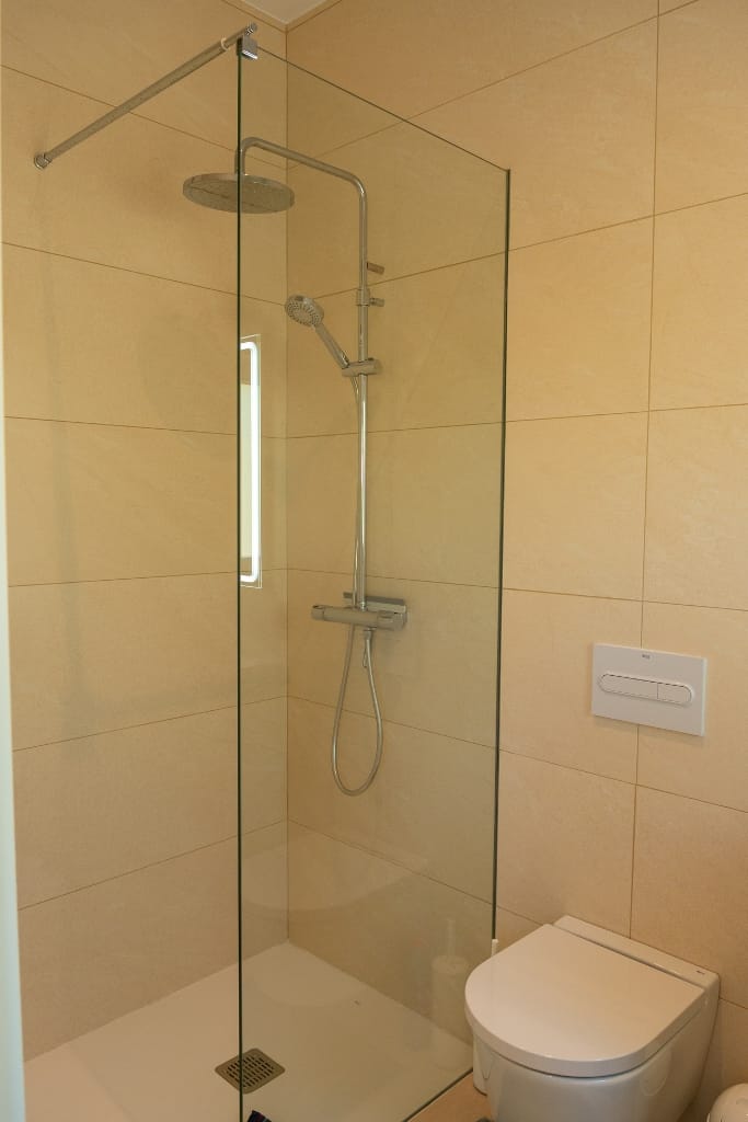 Modern chalet for sale with 4 bedrooms and a swimming pool in Calpe.