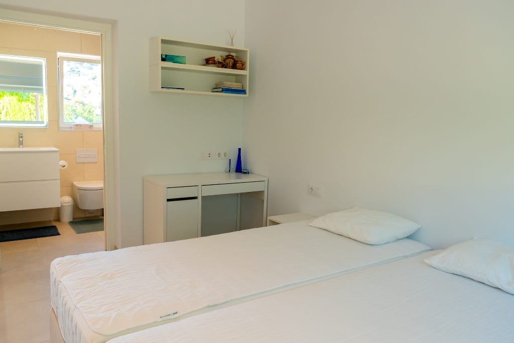 Modern chalet for sale with 4 bedrooms and a swimming pool in Calpe.