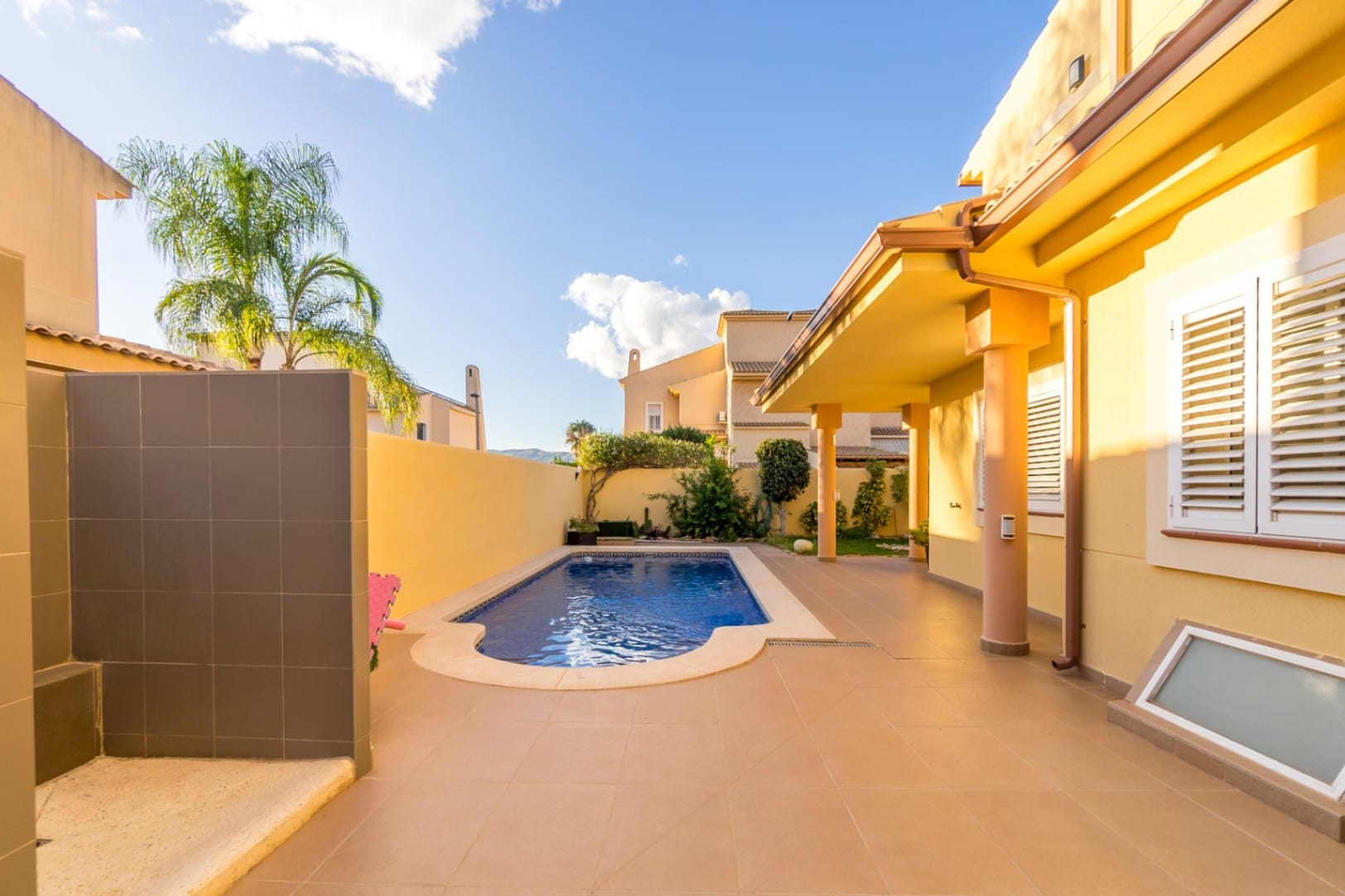 Chalet for sale with 4 bedrooms and a swimming pool in Benidorm.