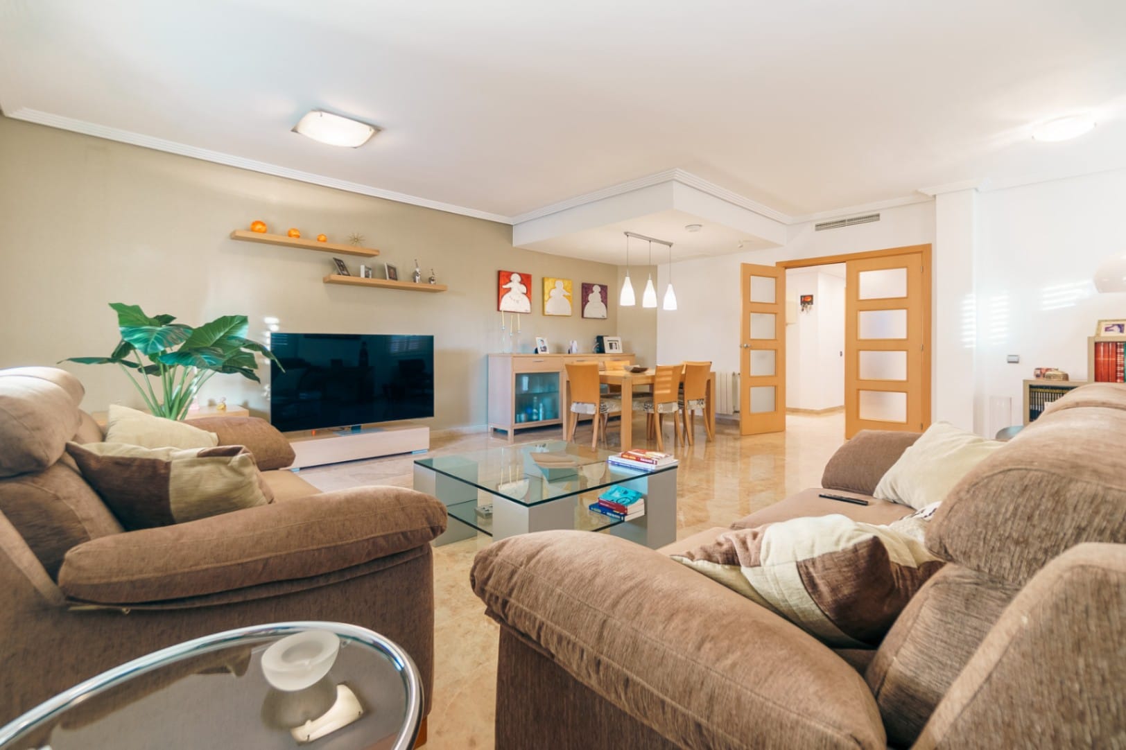 Chalet for sale with 4 bedrooms and a swimming pool in Benidorm.