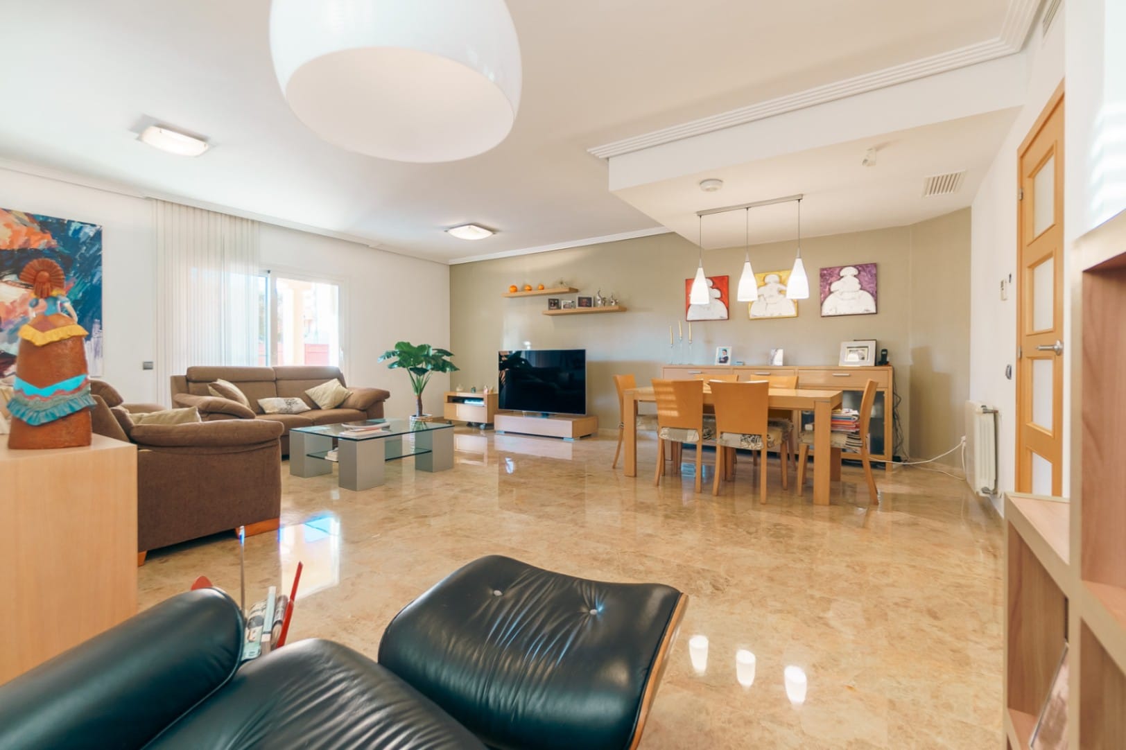 Chalet for sale with 4 bedrooms and a swimming pool in Benidorm.