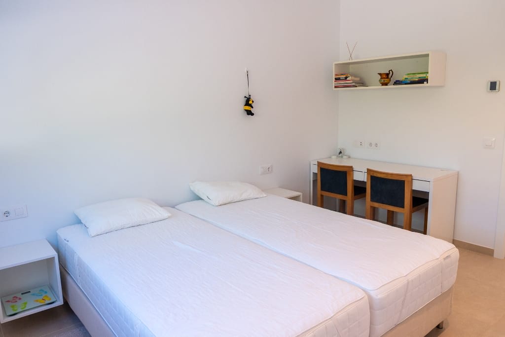 Modern chalet for sale with 4 bedrooms and a swimming pool in Calpe.