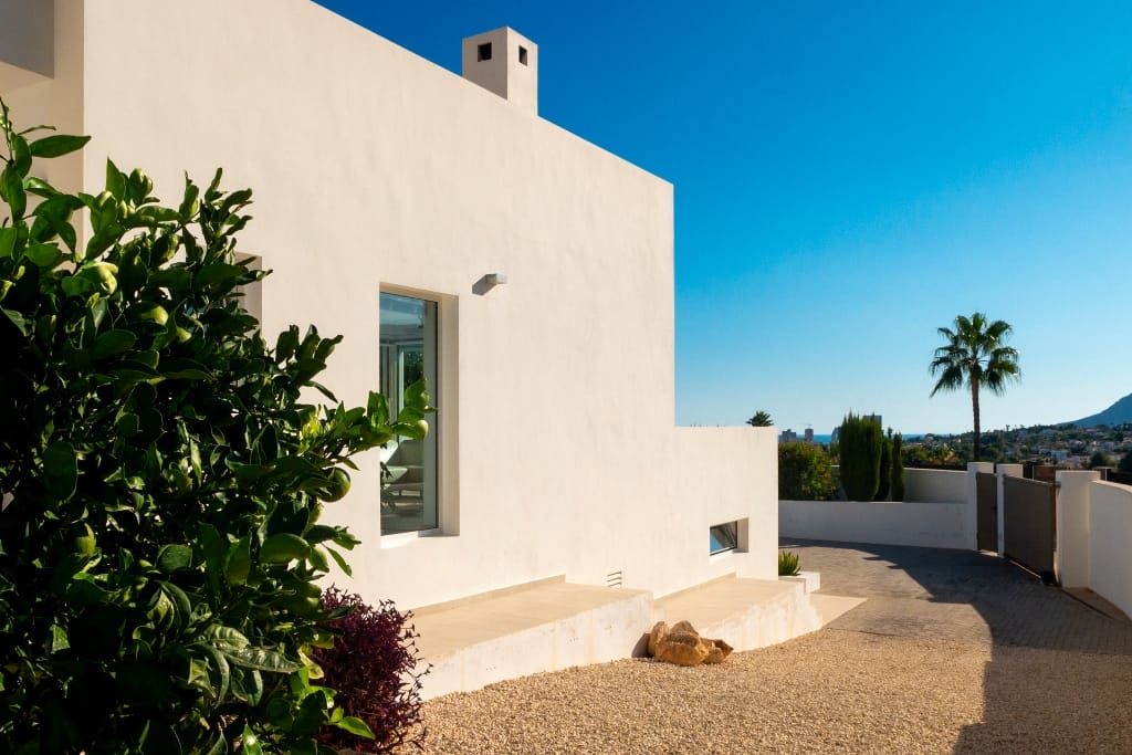Modern chalet for sale with 4 bedrooms and a swimming pool in Calpe.