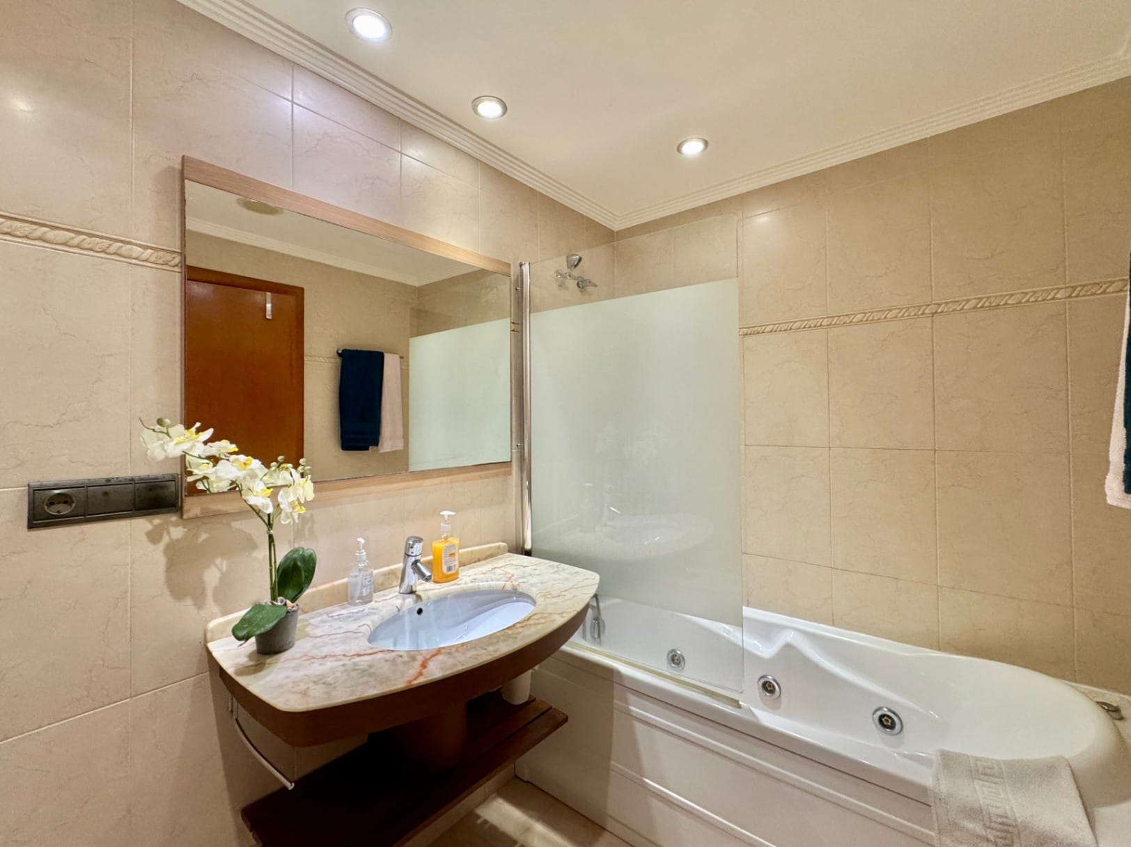 Apartment for sale in Altea in front of the beach with a jacuzzi.