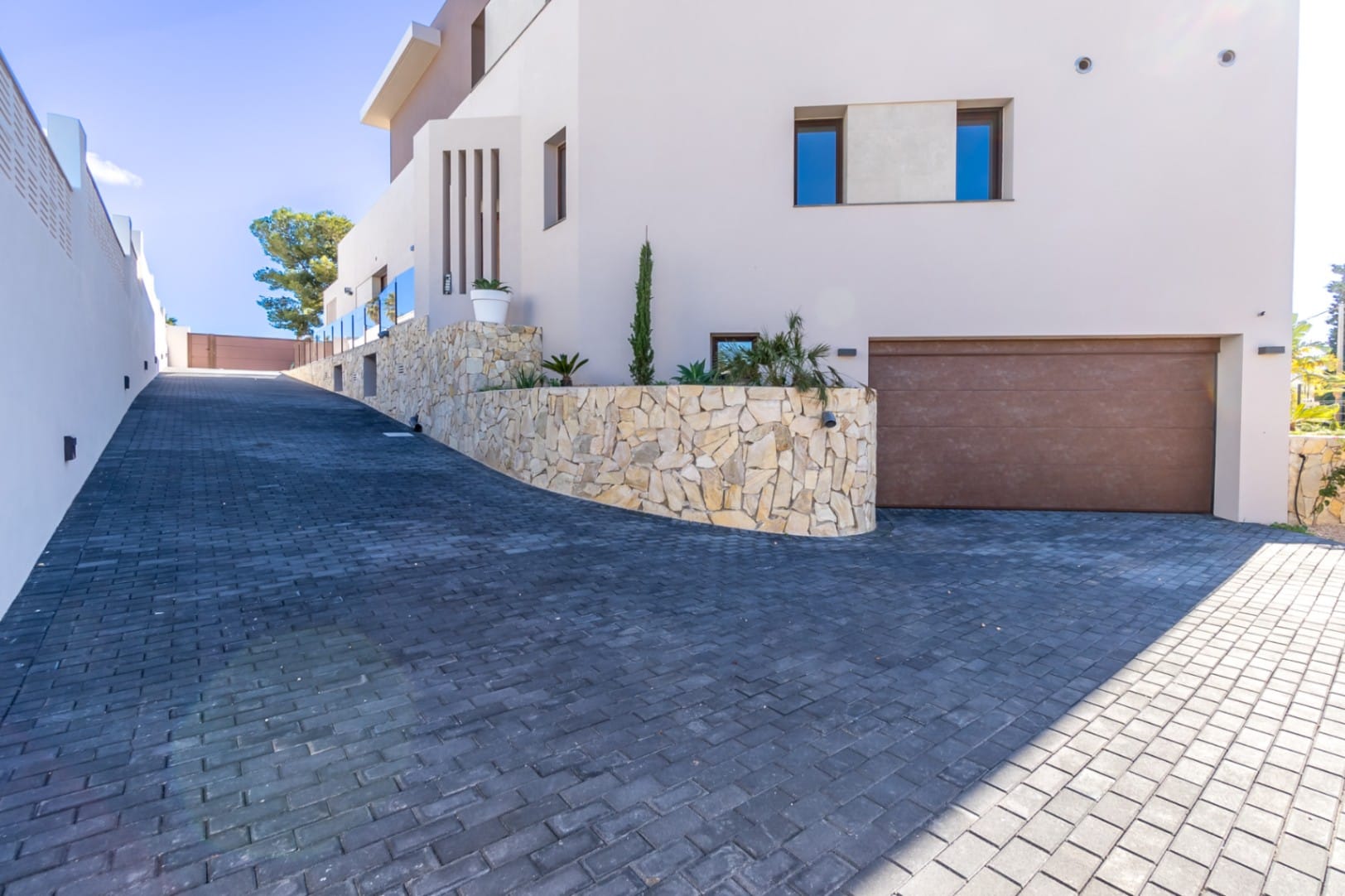 Modern chalet in Calpe with 5 bedrooms and private pool