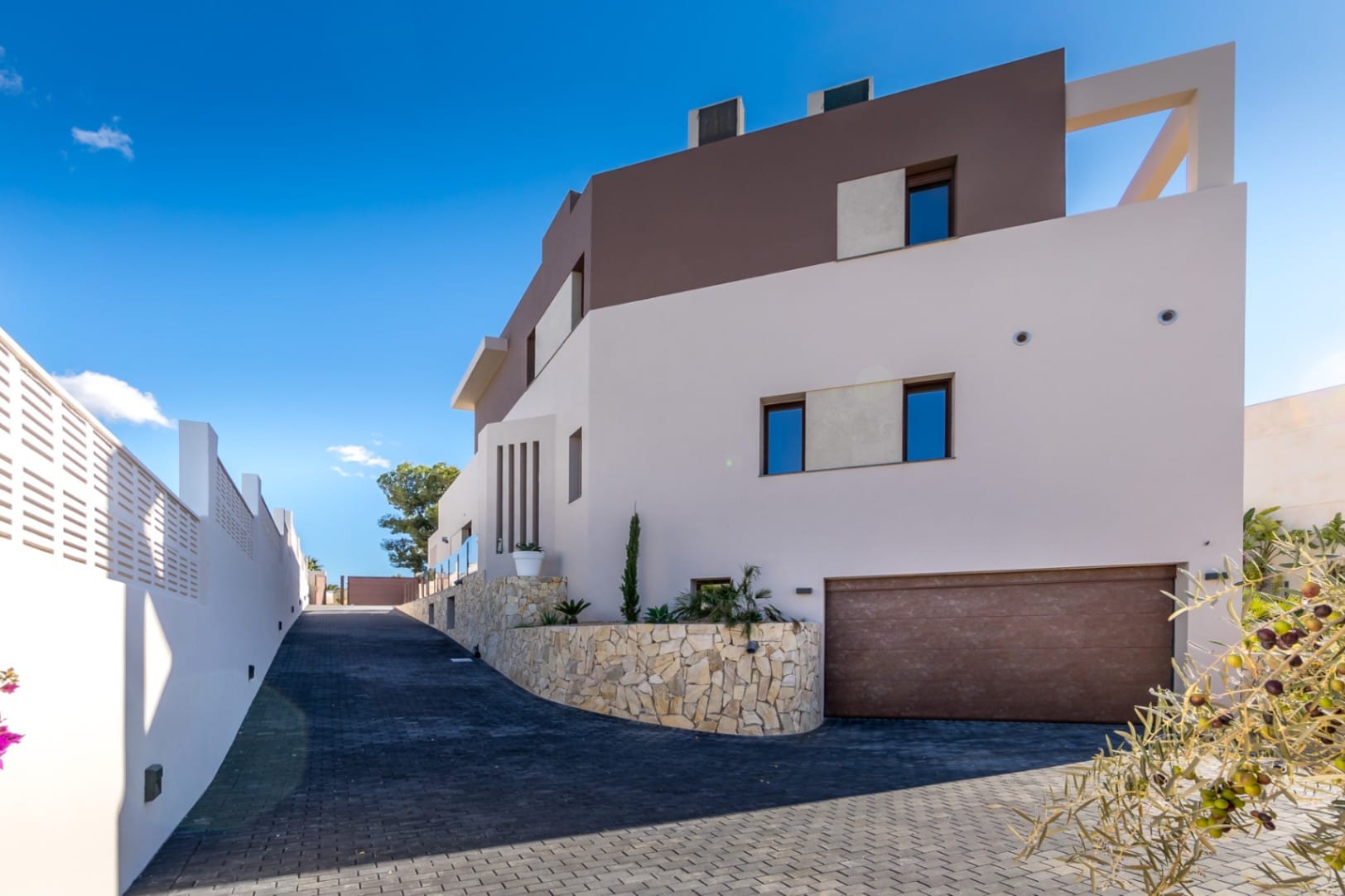 Modern chalet in Calpe with 5 bedrooms and private pool