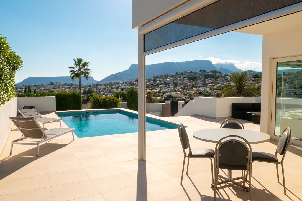 Modern chalet for sale with 4 bedrooms and a swimming pool in Calpe.