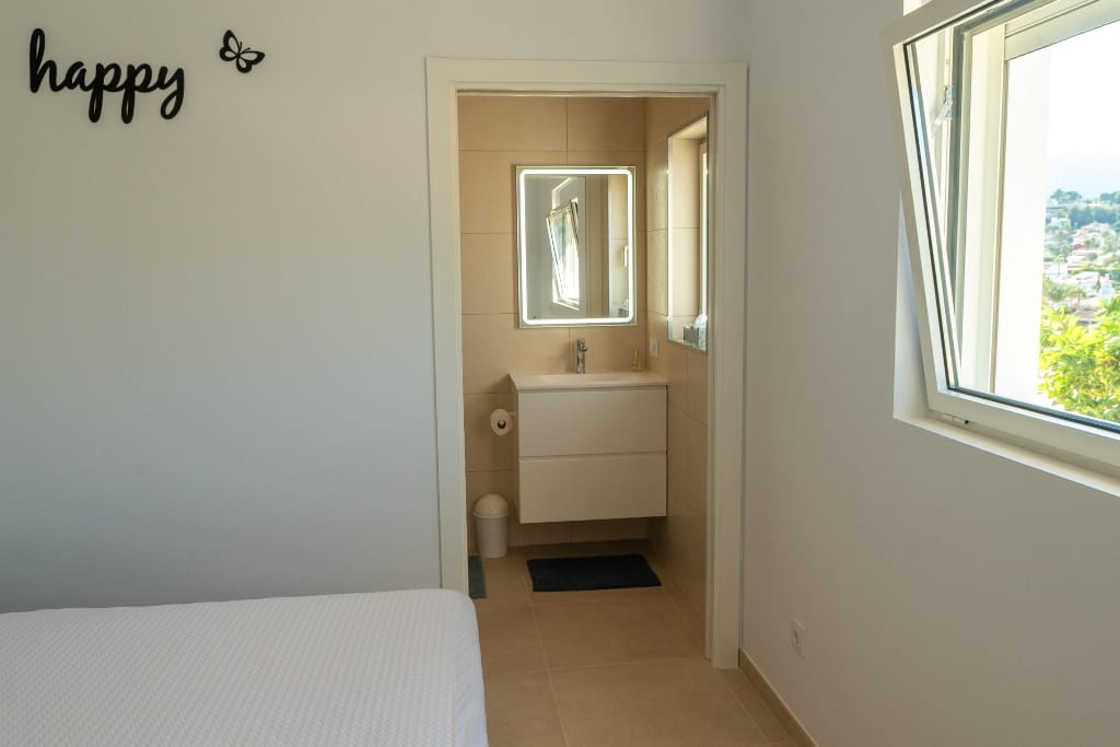 Modern chalet for sale with 4 bedrooms and a swimming pool in Calpe.