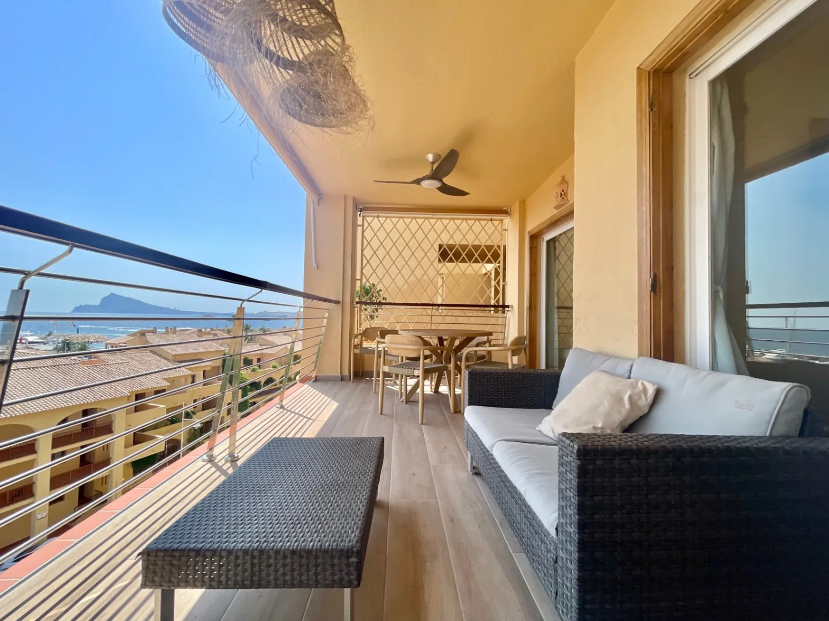 Apartamento en venta de 2 dormitorios con vistas al mar en Altea