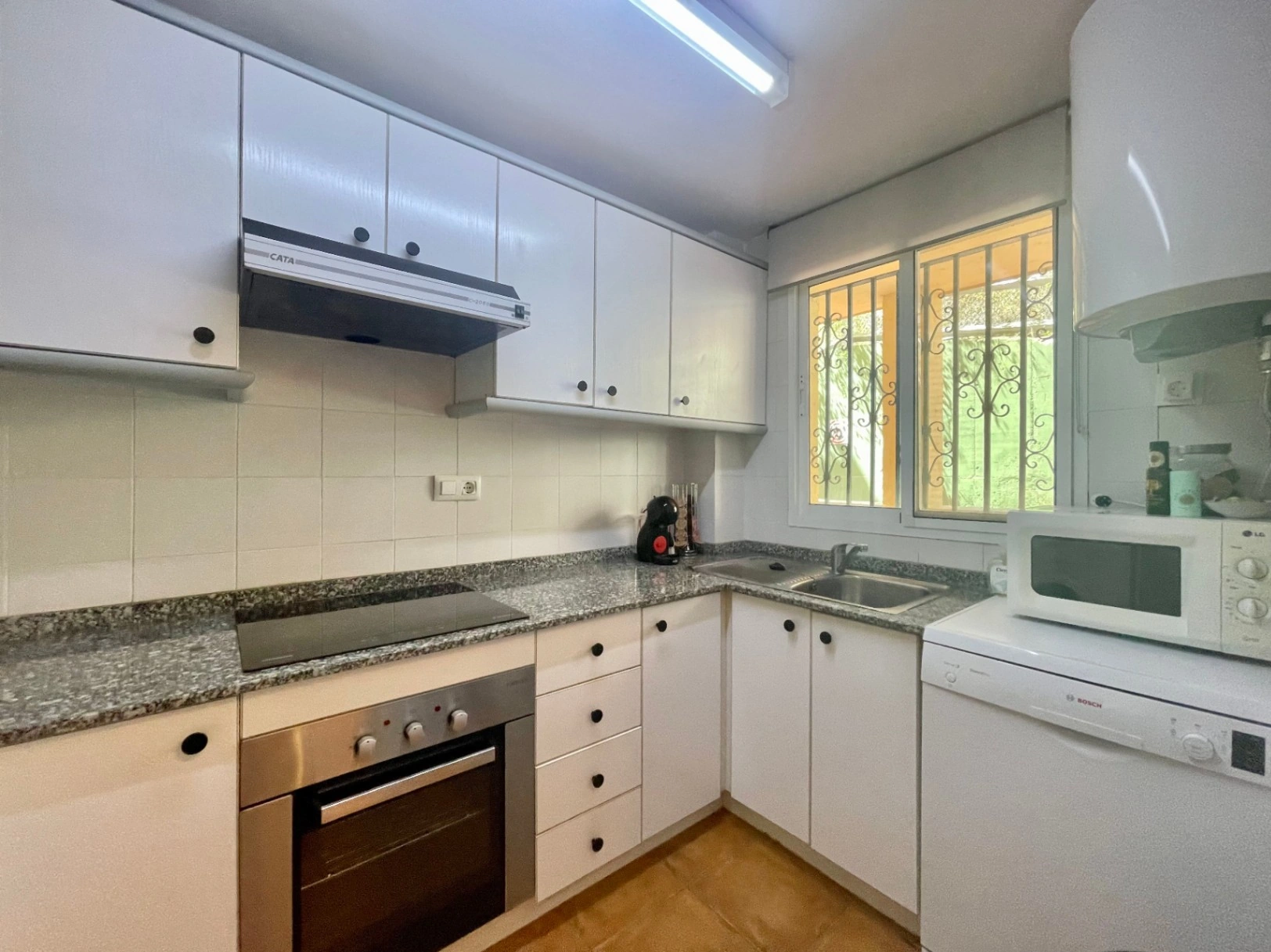 Apartamento en venta de 2 dormitorios con vistas al mar en Altea