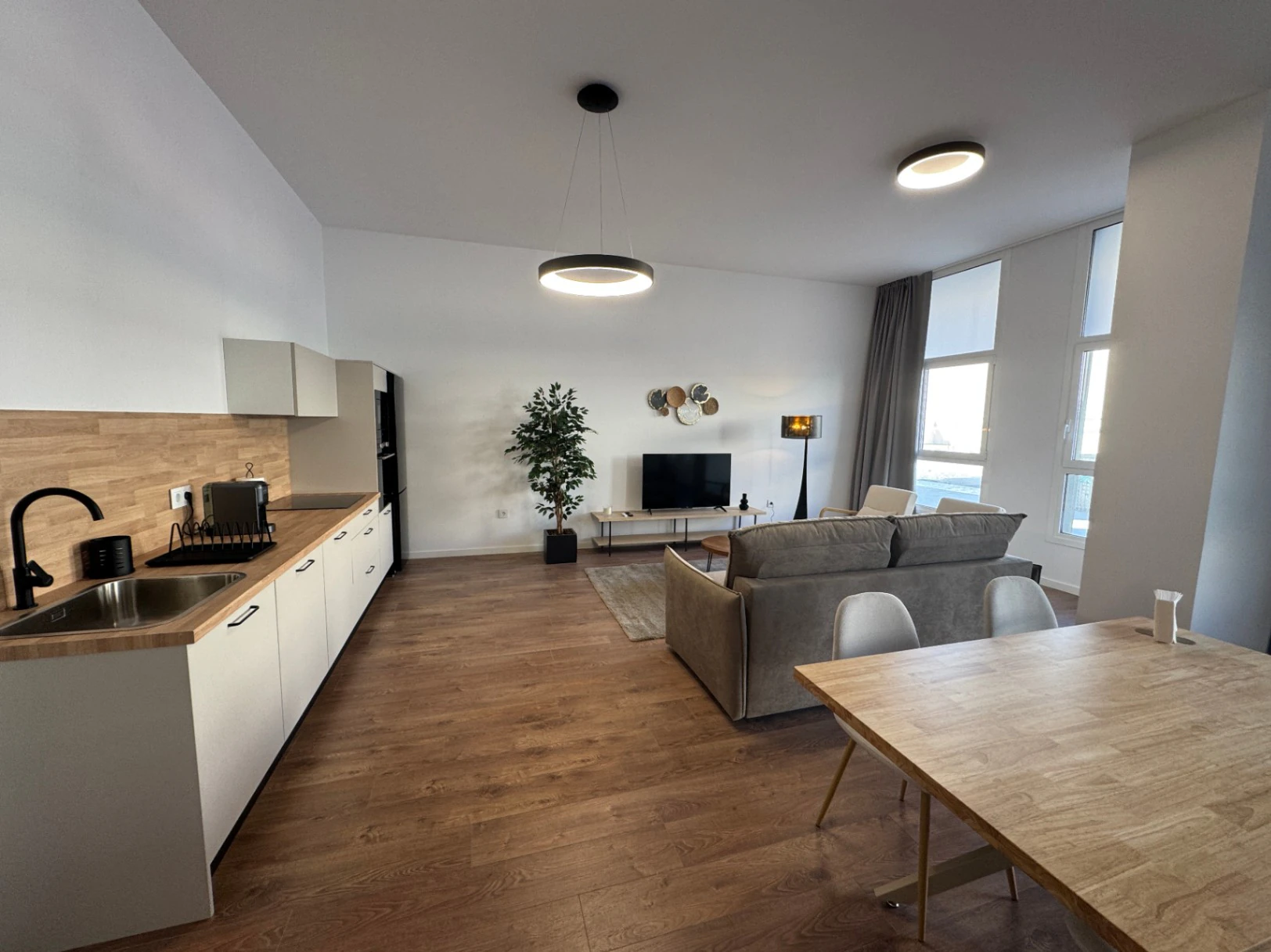 Montly Rental Apartment in Zaragoza - 0 Bedroom, 2 Baths