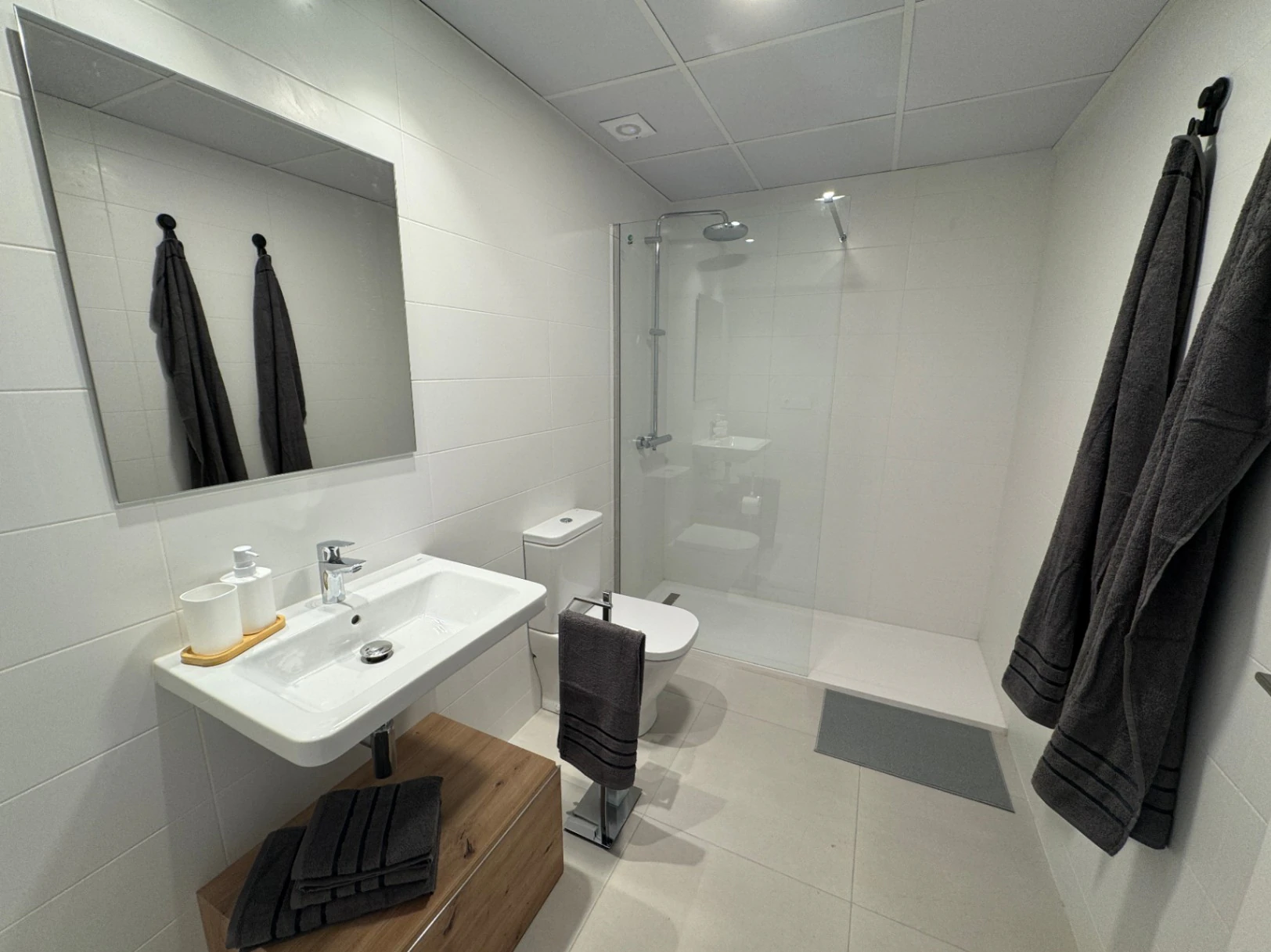 Montly Rental Apartment in Zaragoza - 0 Bedroom, 2 Baths
