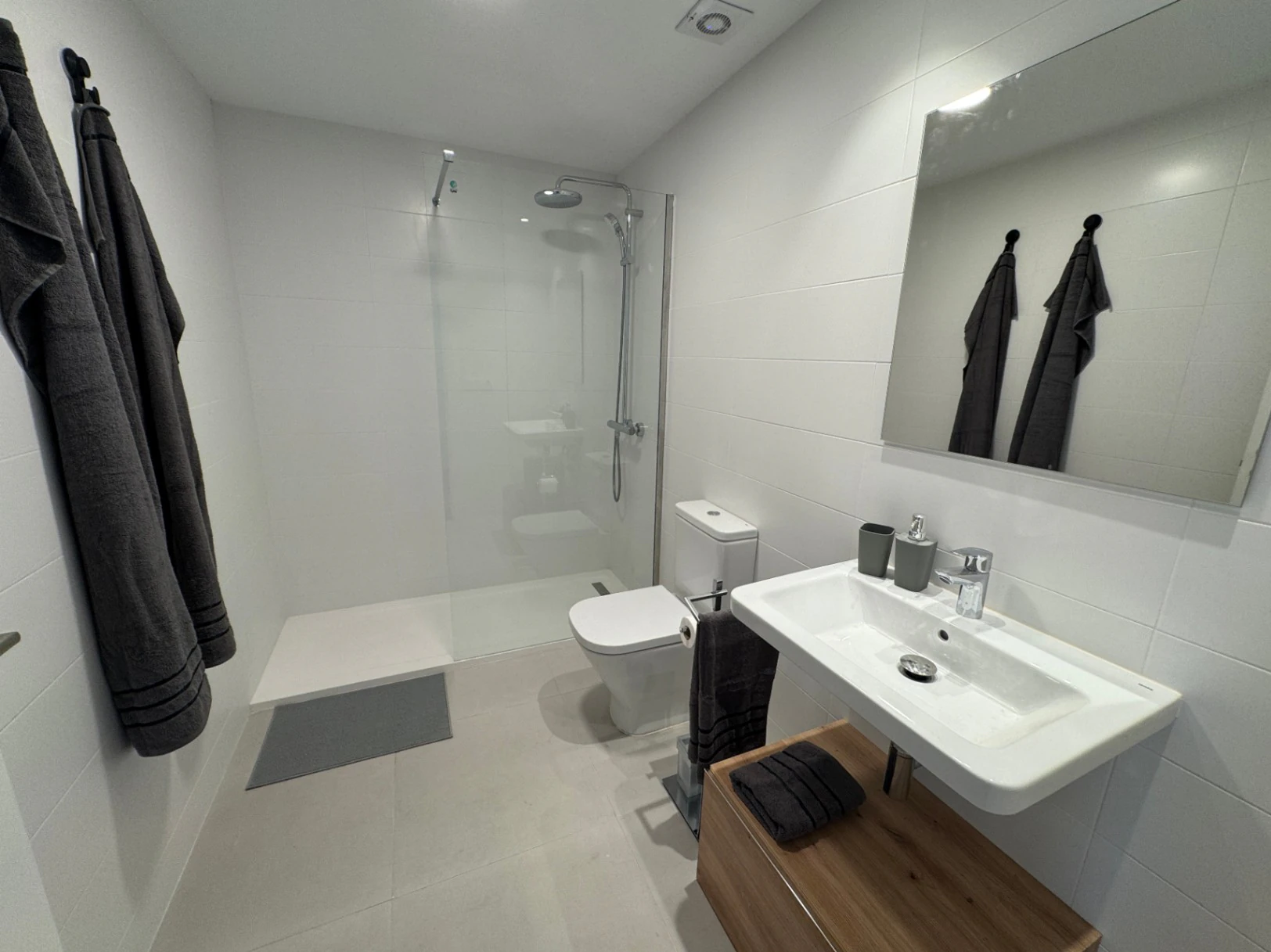 Montly Rental Apartment in Zaragoza - 0 Bedroom, 2 Baths
