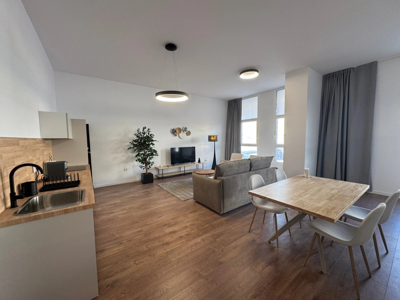 Montly Rental Apartment in Zaragoza - 0 Bedroom, 2 Baths