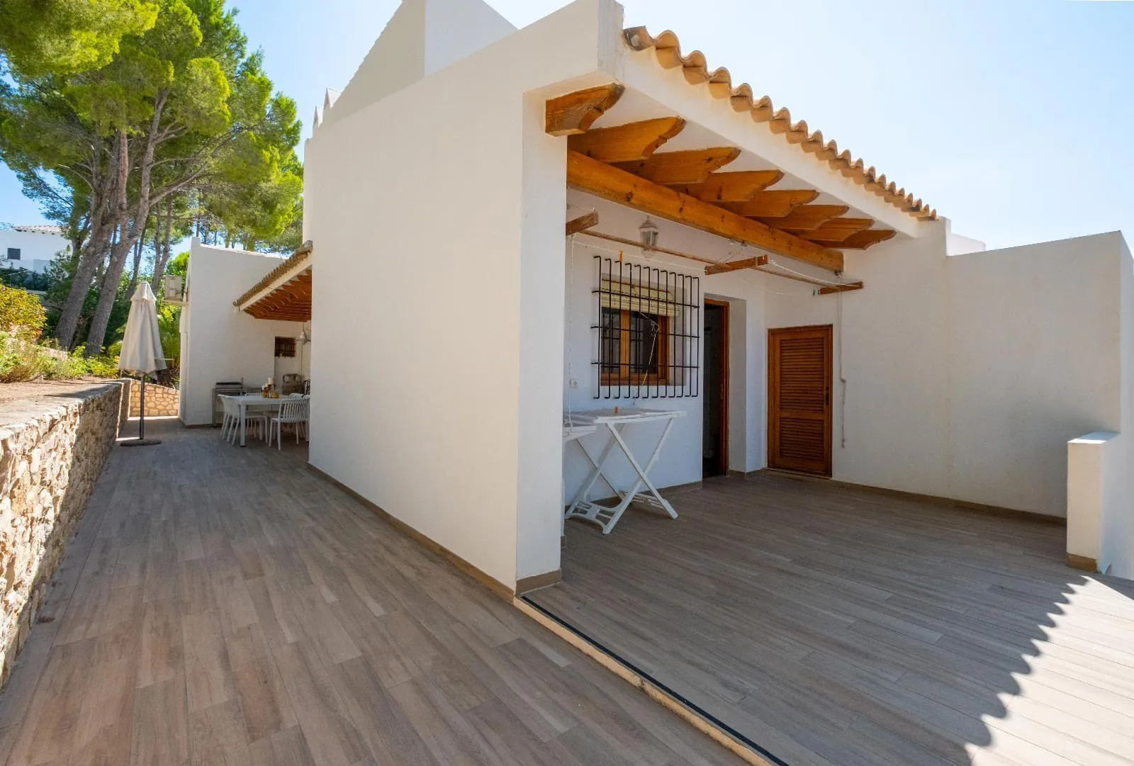 Elegant Mediterranean situated on the island of the golf course