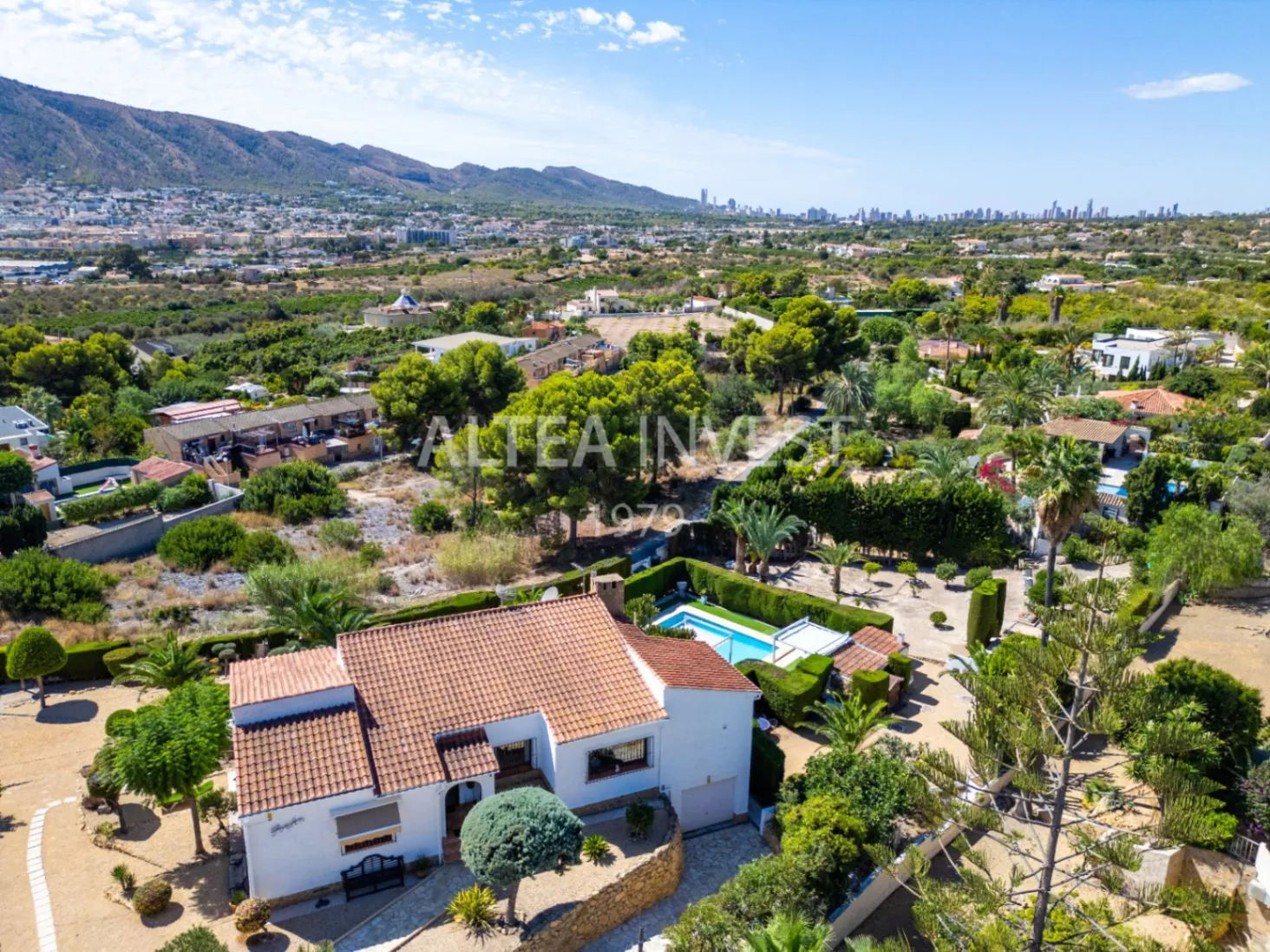 Exclusive Mediterranean-Style Chalet in El Planet