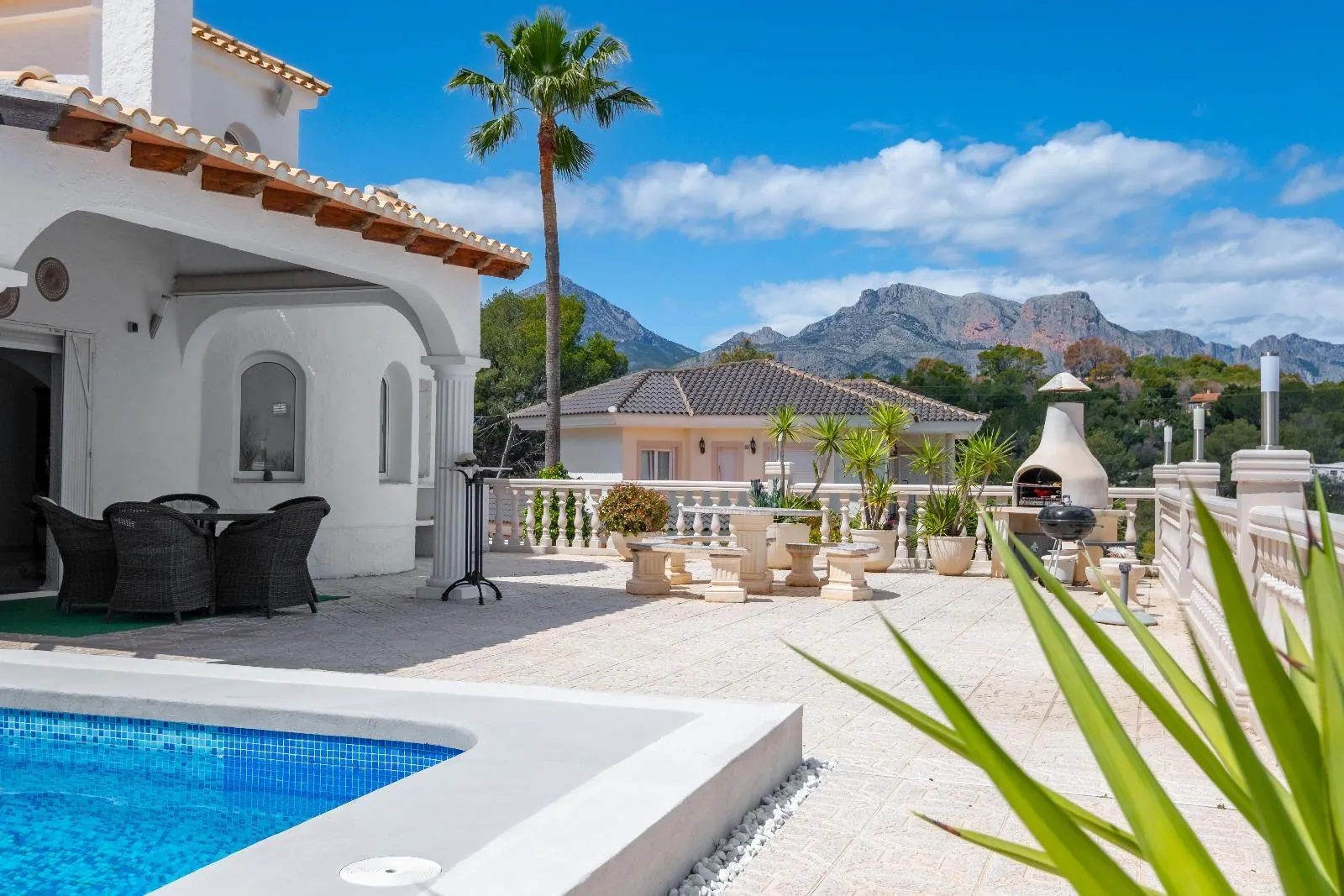 Completely renovated villa in Alfaz del Pi: sea and mountain views