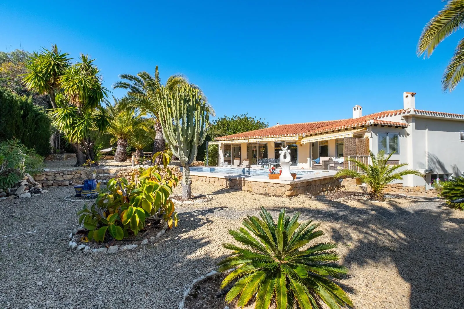 Elegant Mediterranean Villa with Guest House in La Nucia