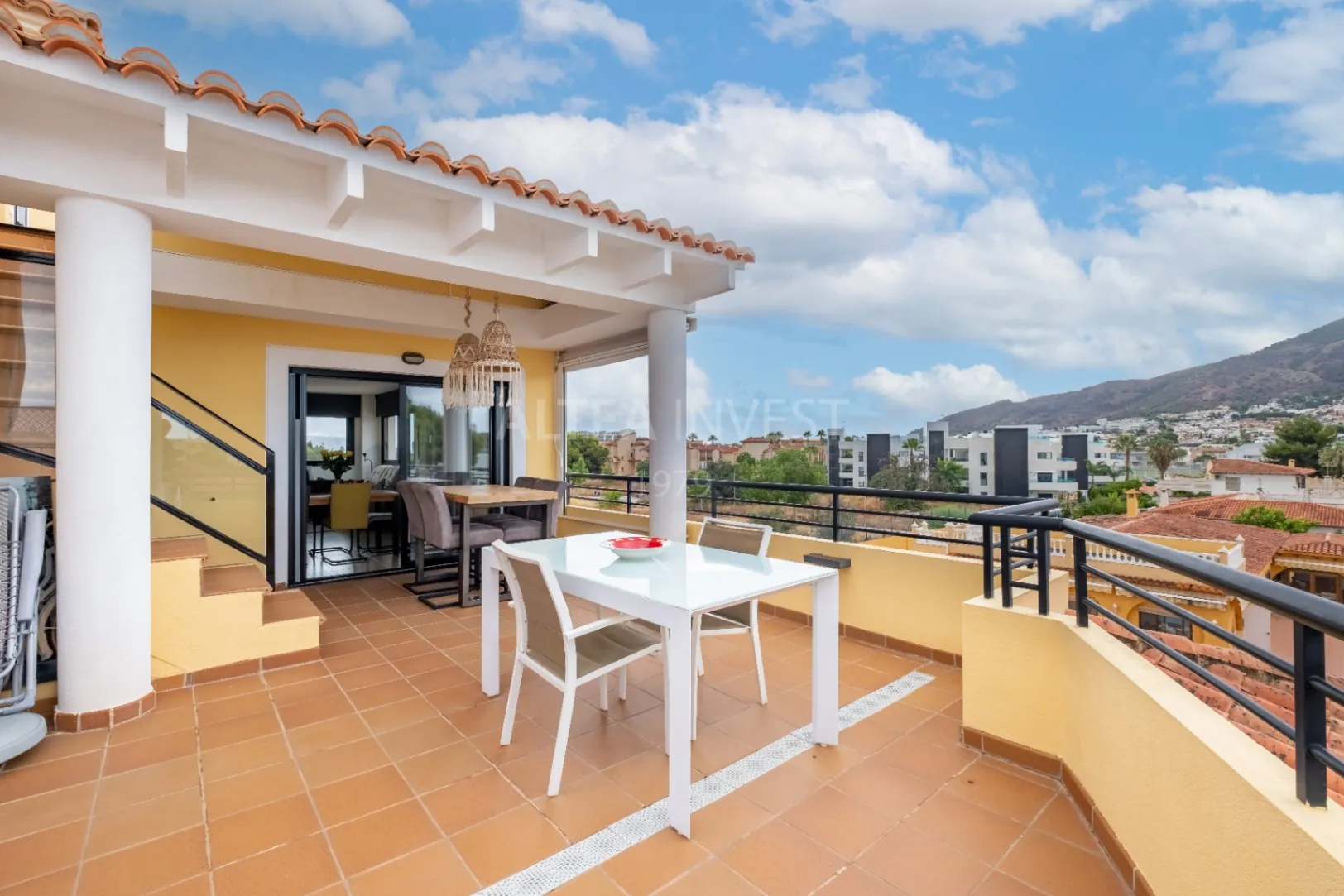 Penthouse with a large private terrace in Albir: comfort, light, and panoramic views.