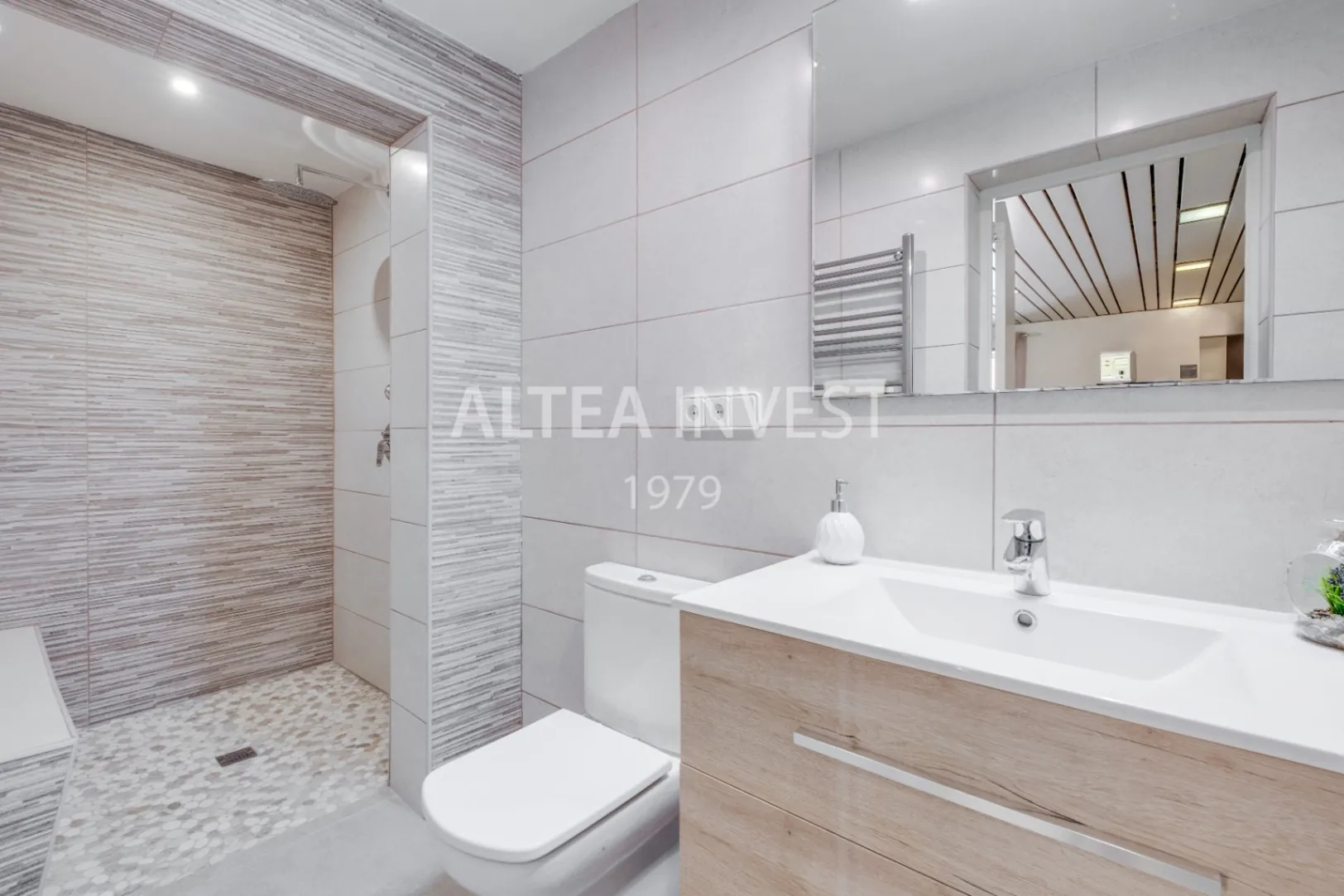 Exclusive Mediterranean-Style Chalet in El Planet