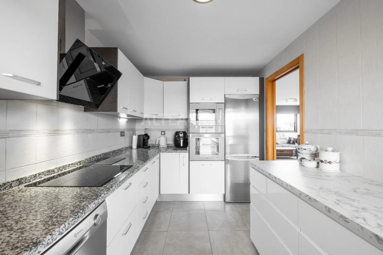 Penthouse with a large private terrace in Albir: comfort, light, and panoramic views.