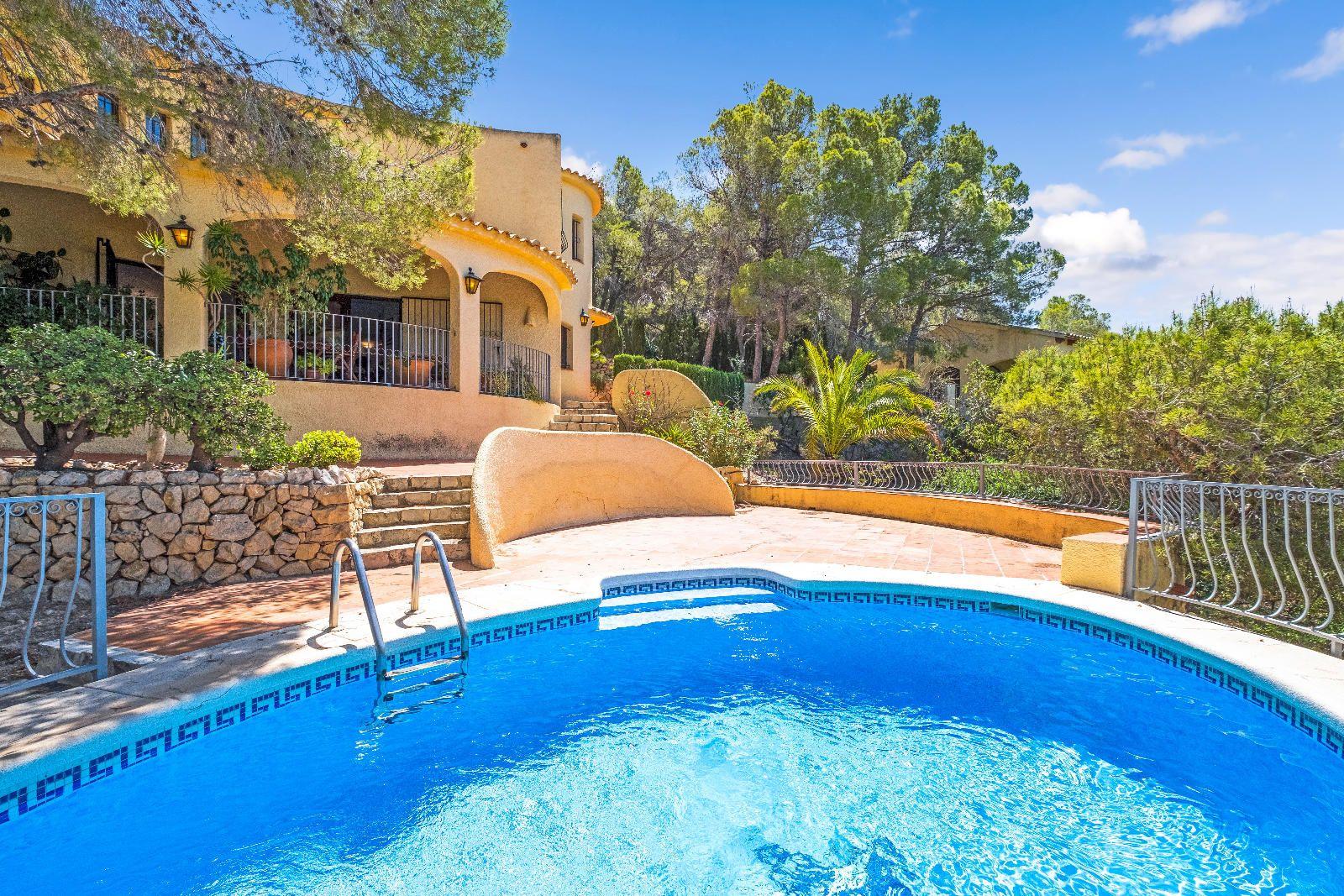 Cosy Mediterranean style villa with open views over the bay of Altea.