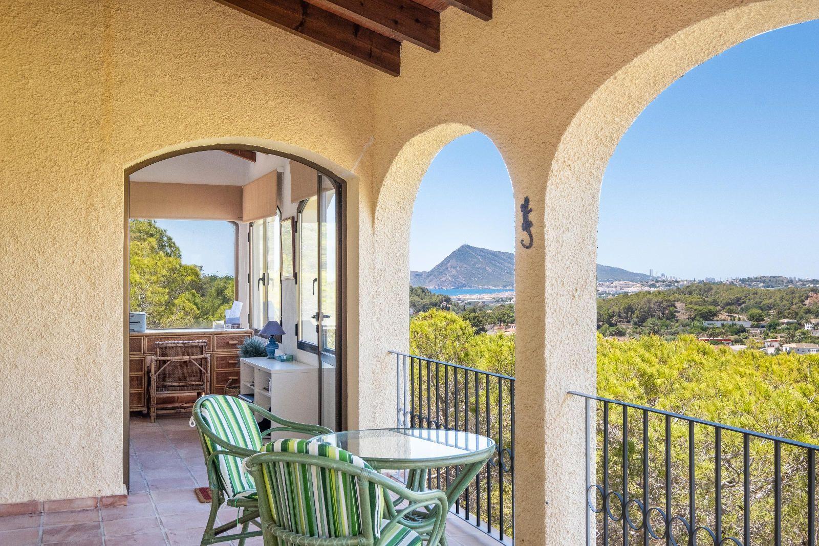 Cosy Mediterranean style villa with open views over the bay of Altea.