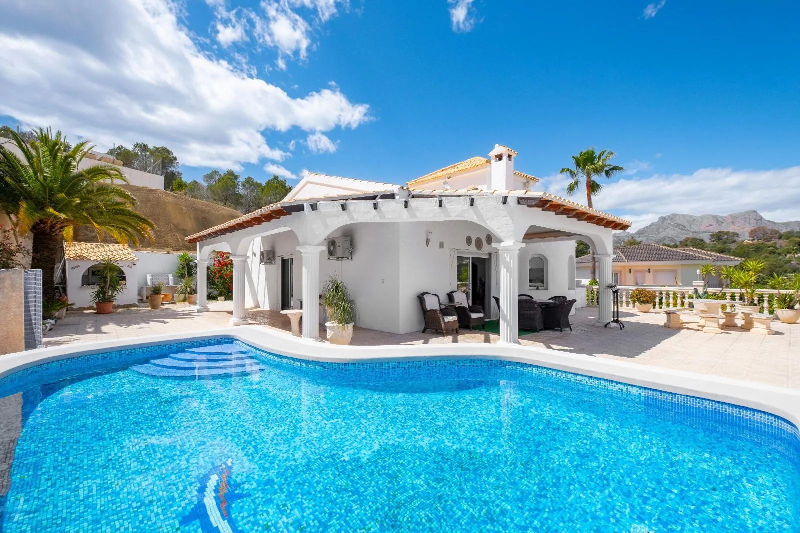 Completely renovated villa in Alfaz del Pi: sea and mountain views