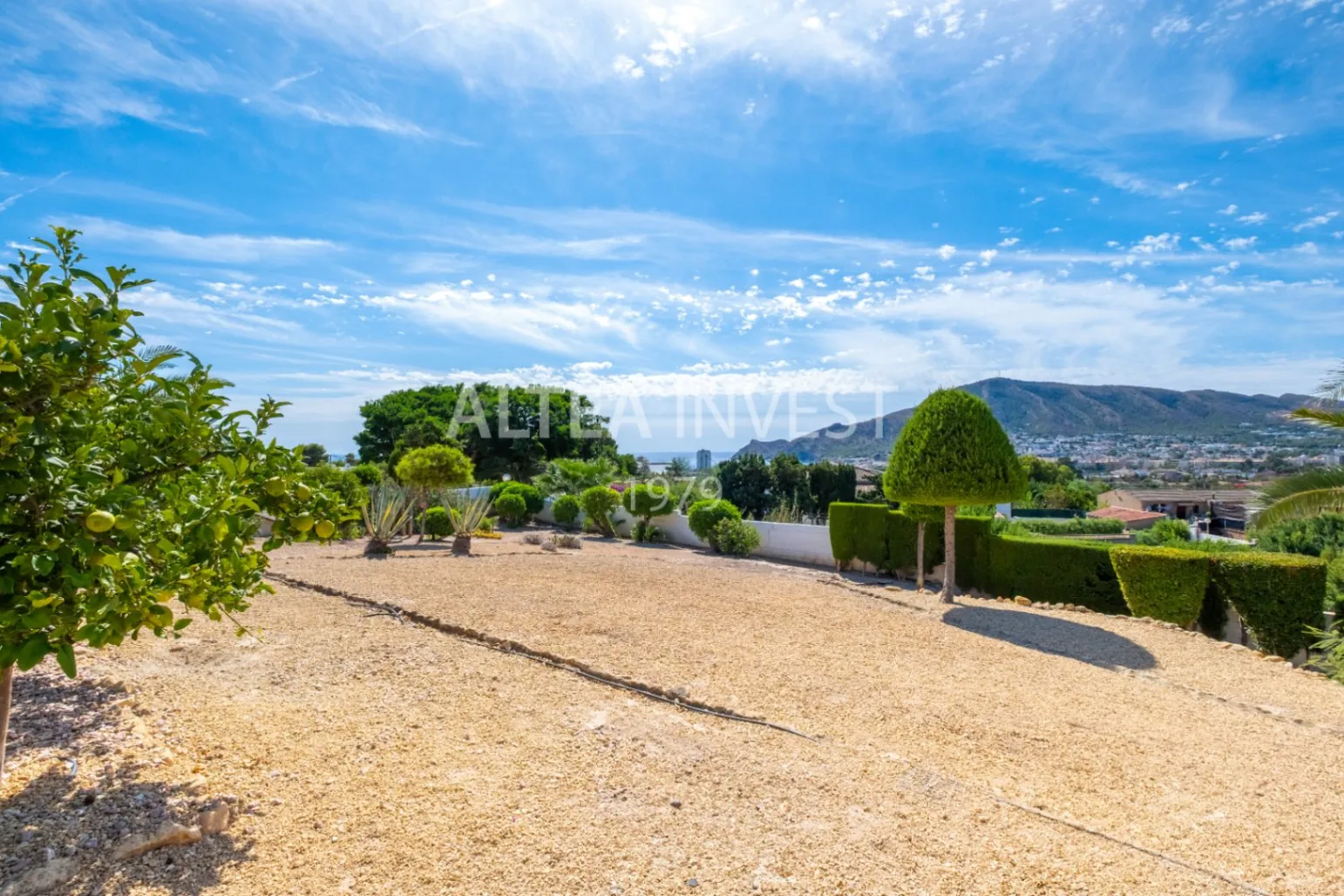 Exclusive Mediterranean-Style Chalet in El Planet