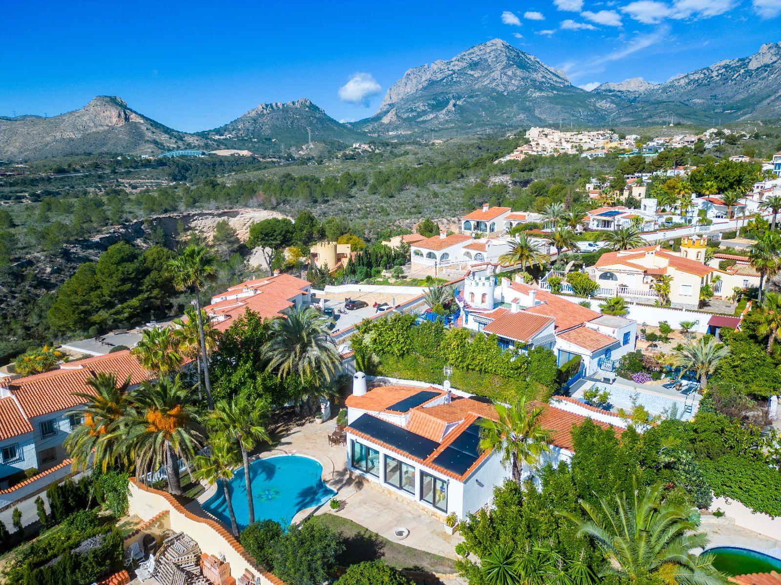 Charming Villa with Sea and Mountain Views in La Nucia