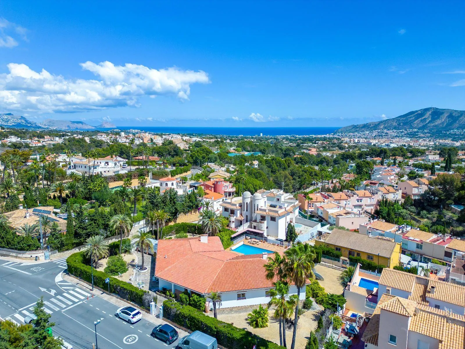 Single-storey villa in Alfaz del Pi: spaciousness, privacy, and heated pool