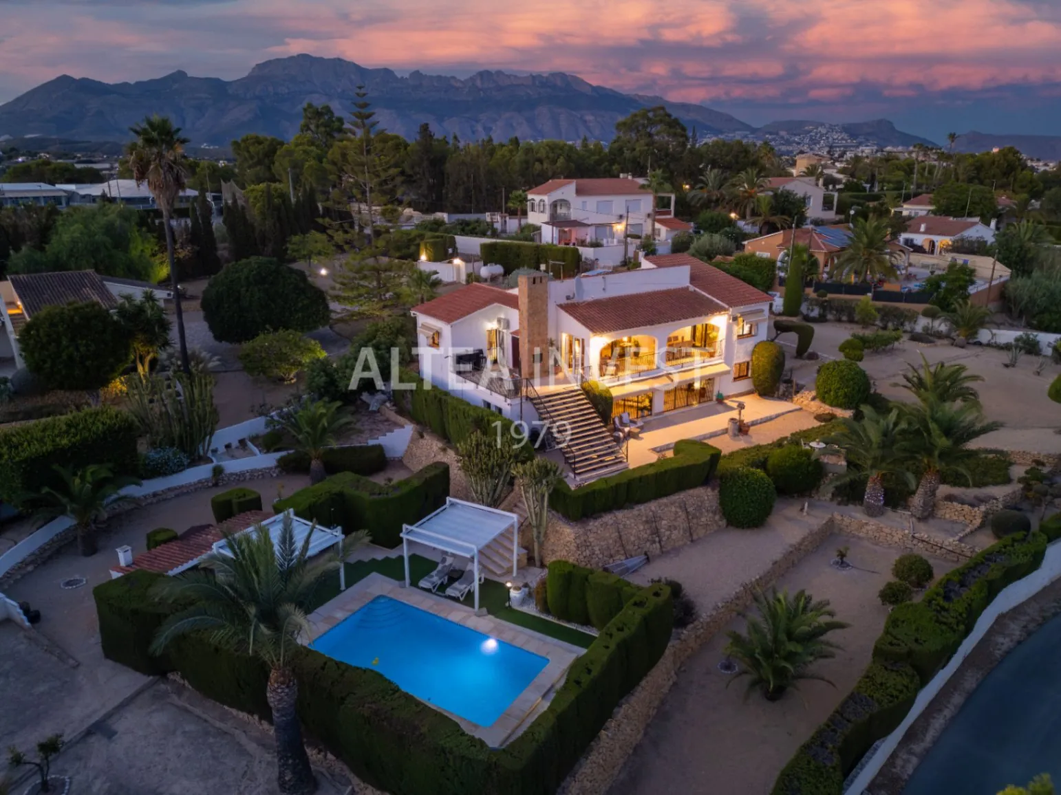 Exclusive Mediterranean-Style Chalet in El Planet