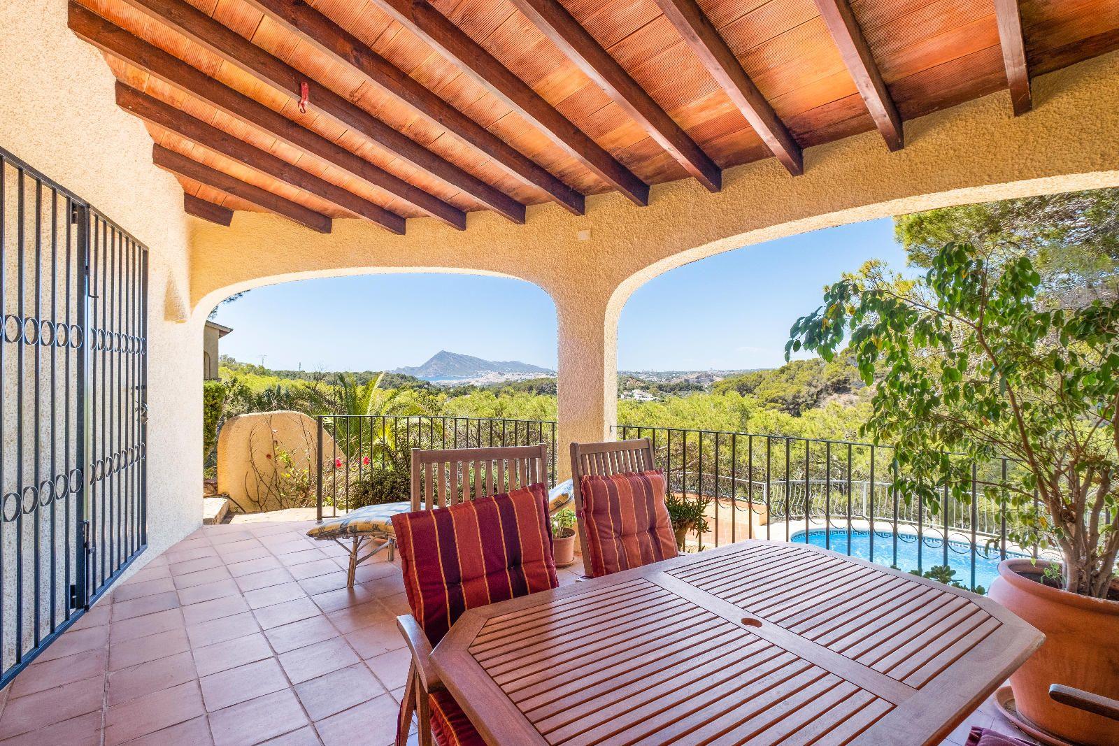 Cosy Mediterranean style villa with open views over the bay of Altea.