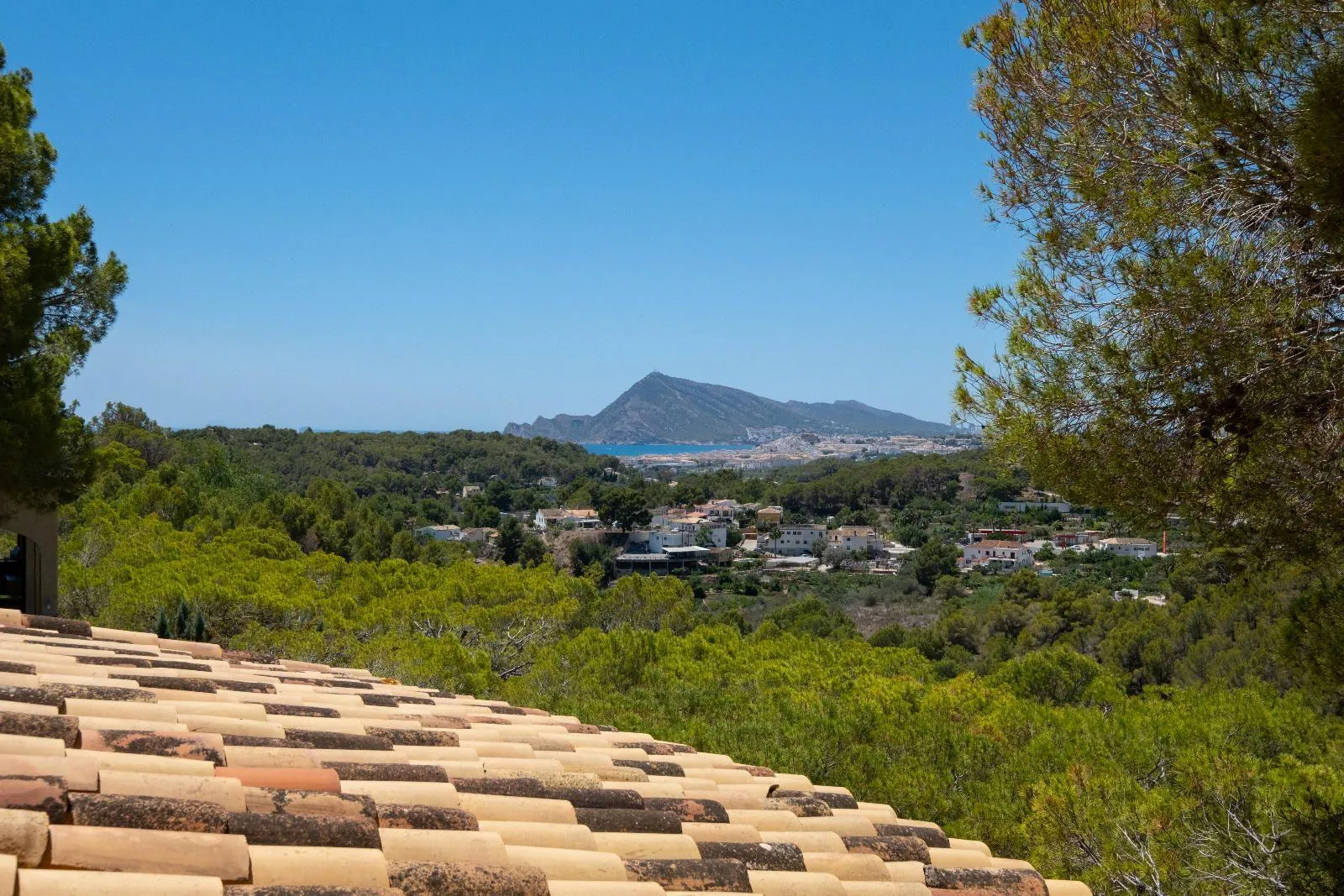 Cosy Mediterranean style villa with open views over the bay of Altea.
