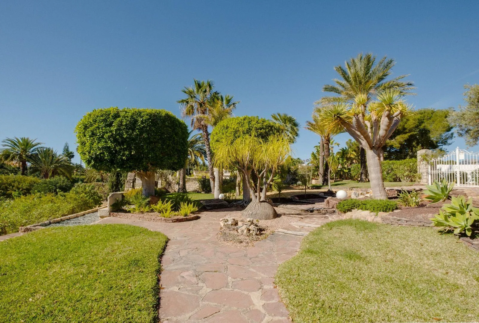 Luxurious and elegant villa with wonderful sea views