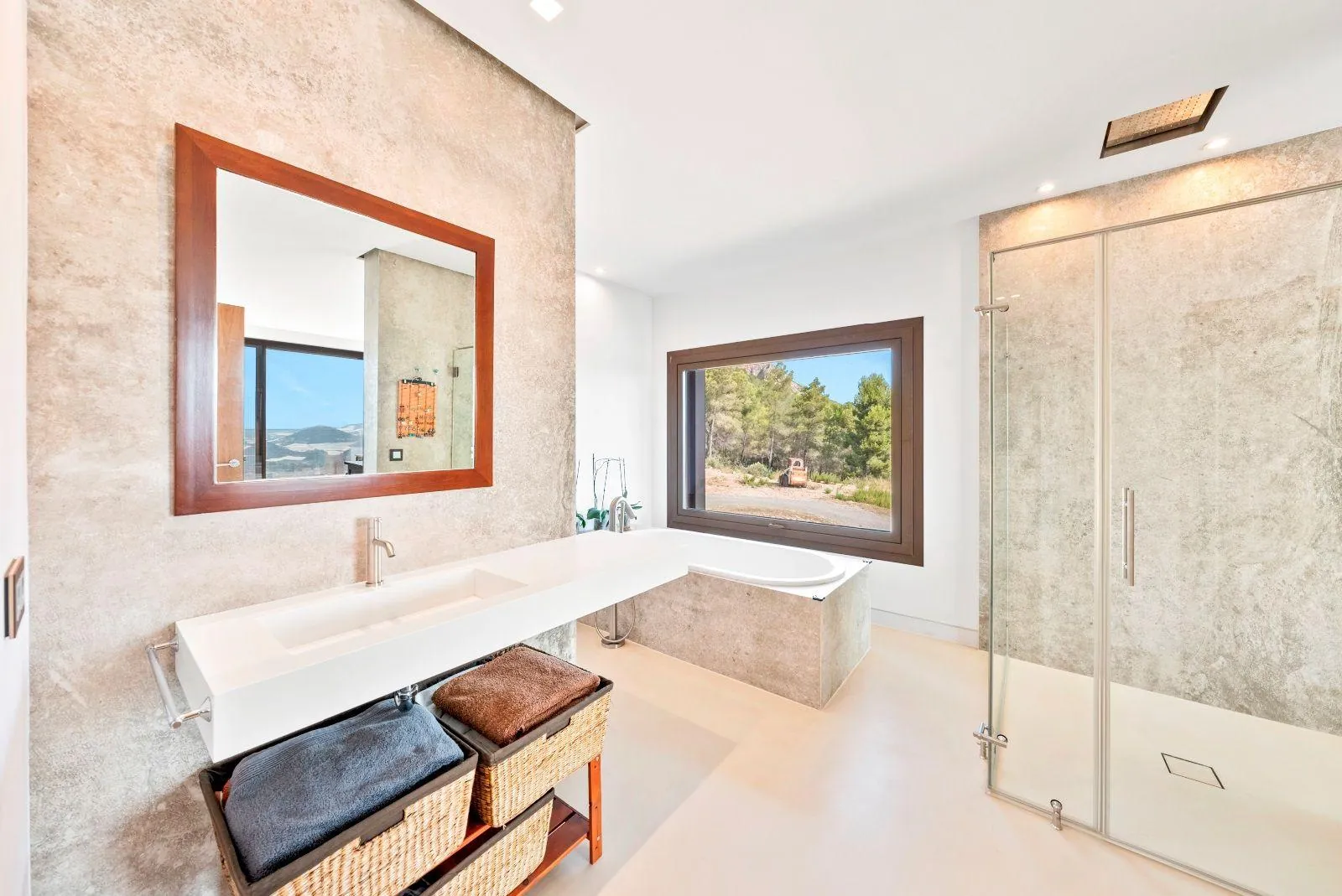 Exceptional villa in a unique setting with open views to the Mediterranean Sea and the bay of Altea.