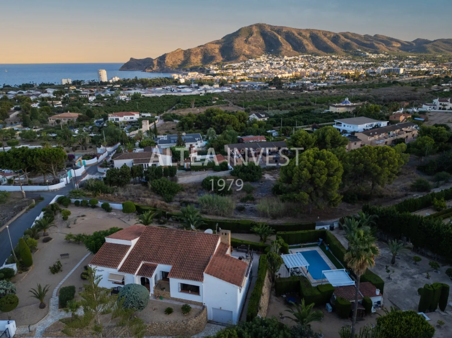 Exclusive Mediterranean-Style Chalet in El Planet