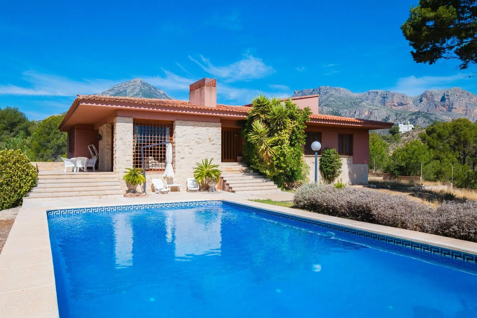 Mediterranean Elegance between the Sea and the Mountain – Privacy and Nature in La Nucía