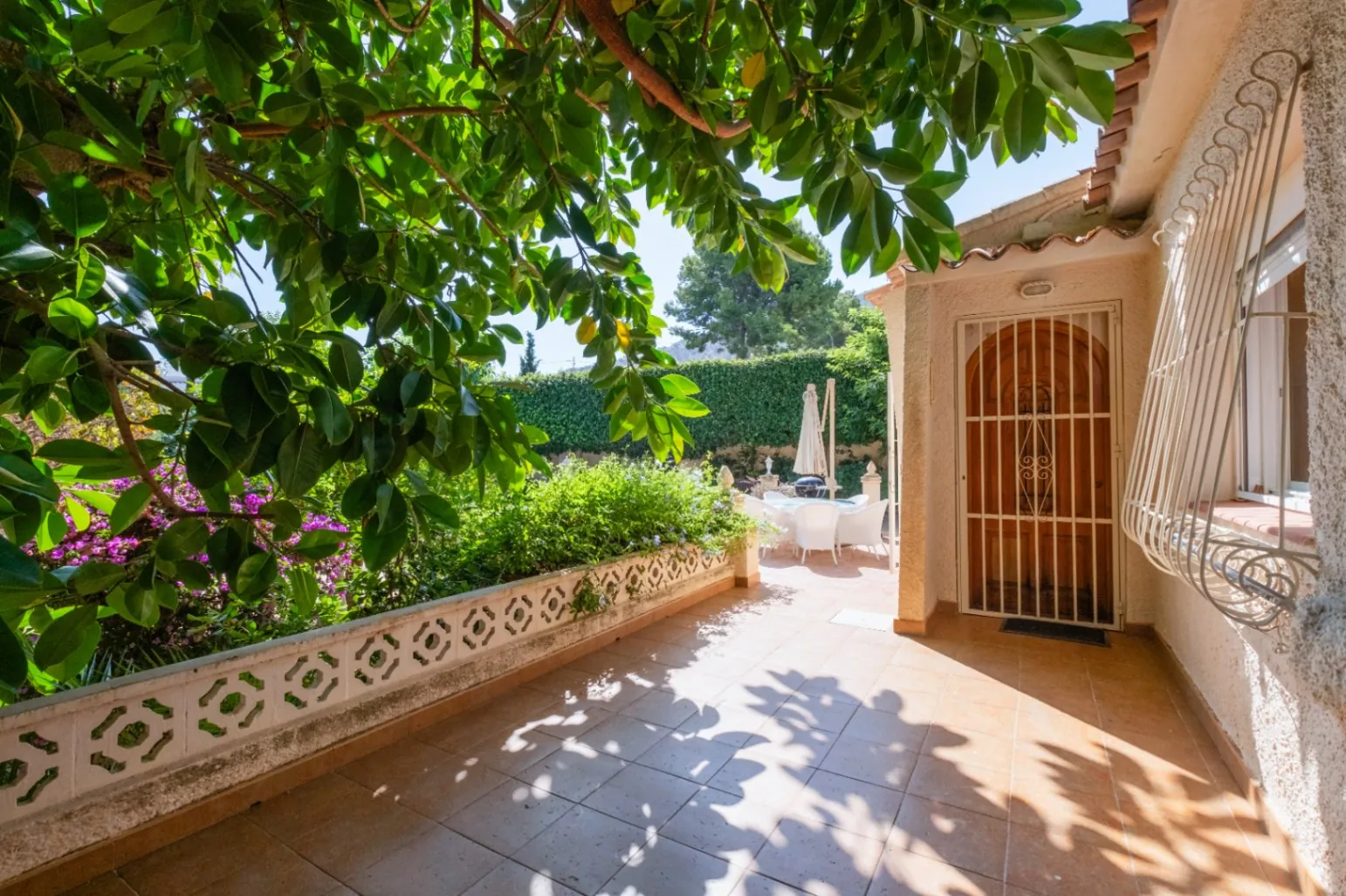 Where Tranquility Flourishes: House with Charming Garden and Pool in Albir