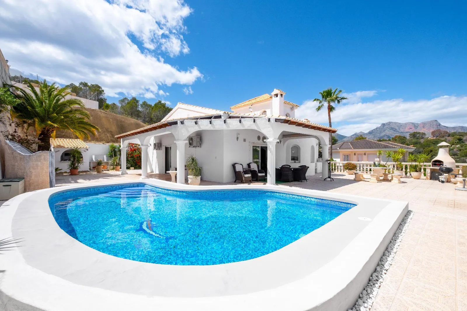Completely renovated villa in Alfaz del Pi: sea and mountain views