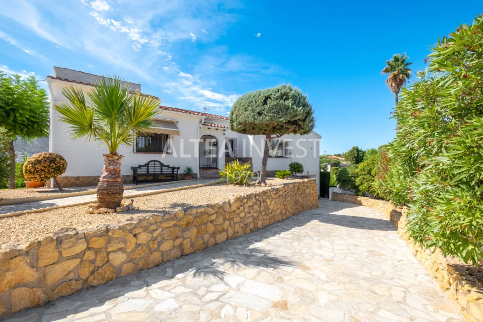 Exclusive Mediterranean-Style Chalet in El Planet