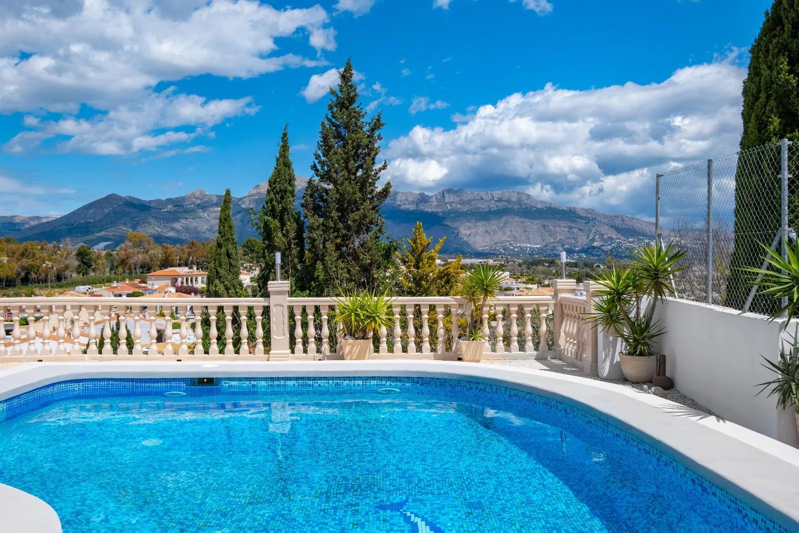 Completely renovated villa in Alfaz del Pi: sea and mountain views