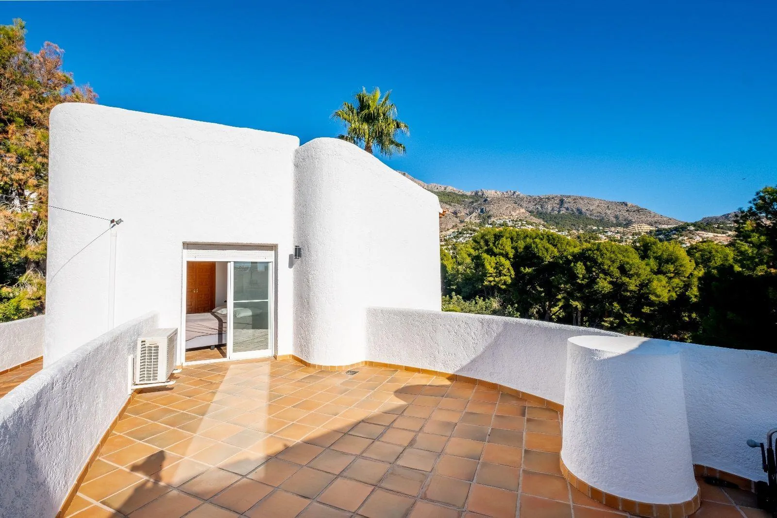 Mediterranean style villa in the privileged area of the Club de Golf.