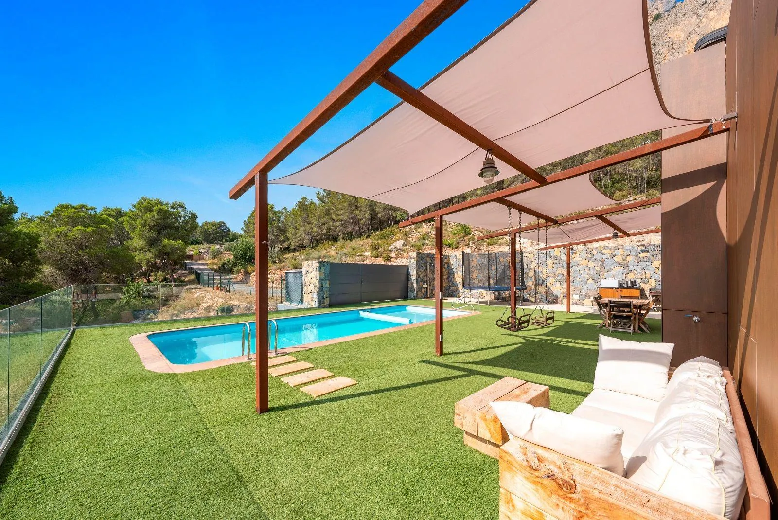Exceptional villa in a unique setting with open views to the Mediterranean Sea and the bay of Altea.