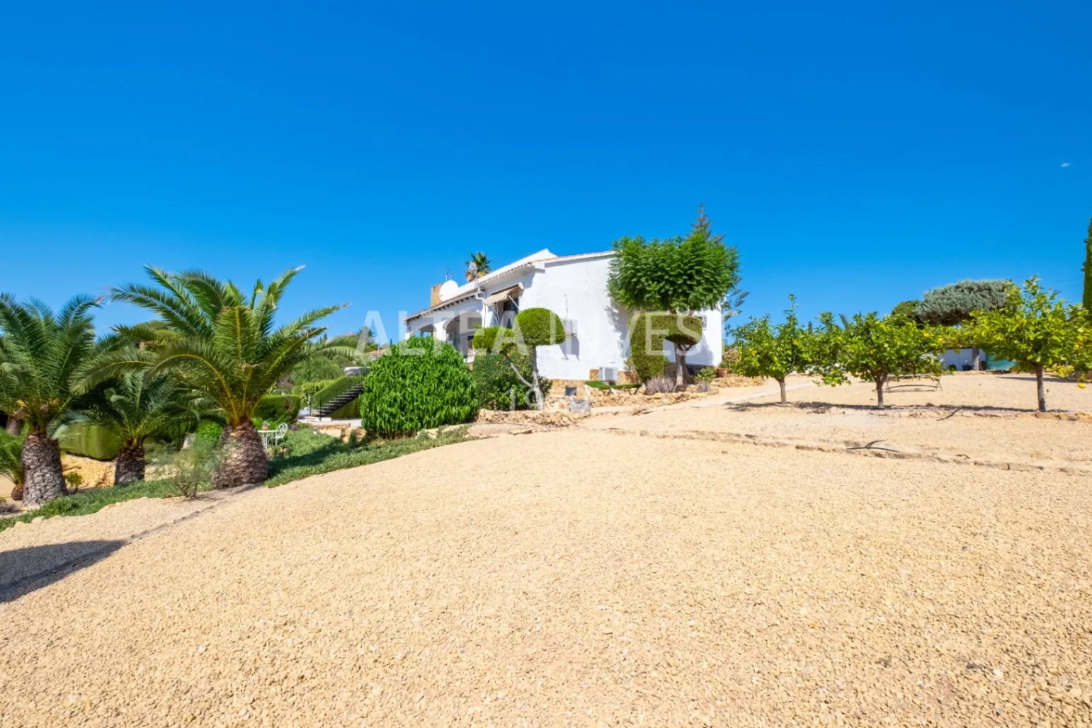 Exclusive Mediterranean-Style Chalet in El Planet